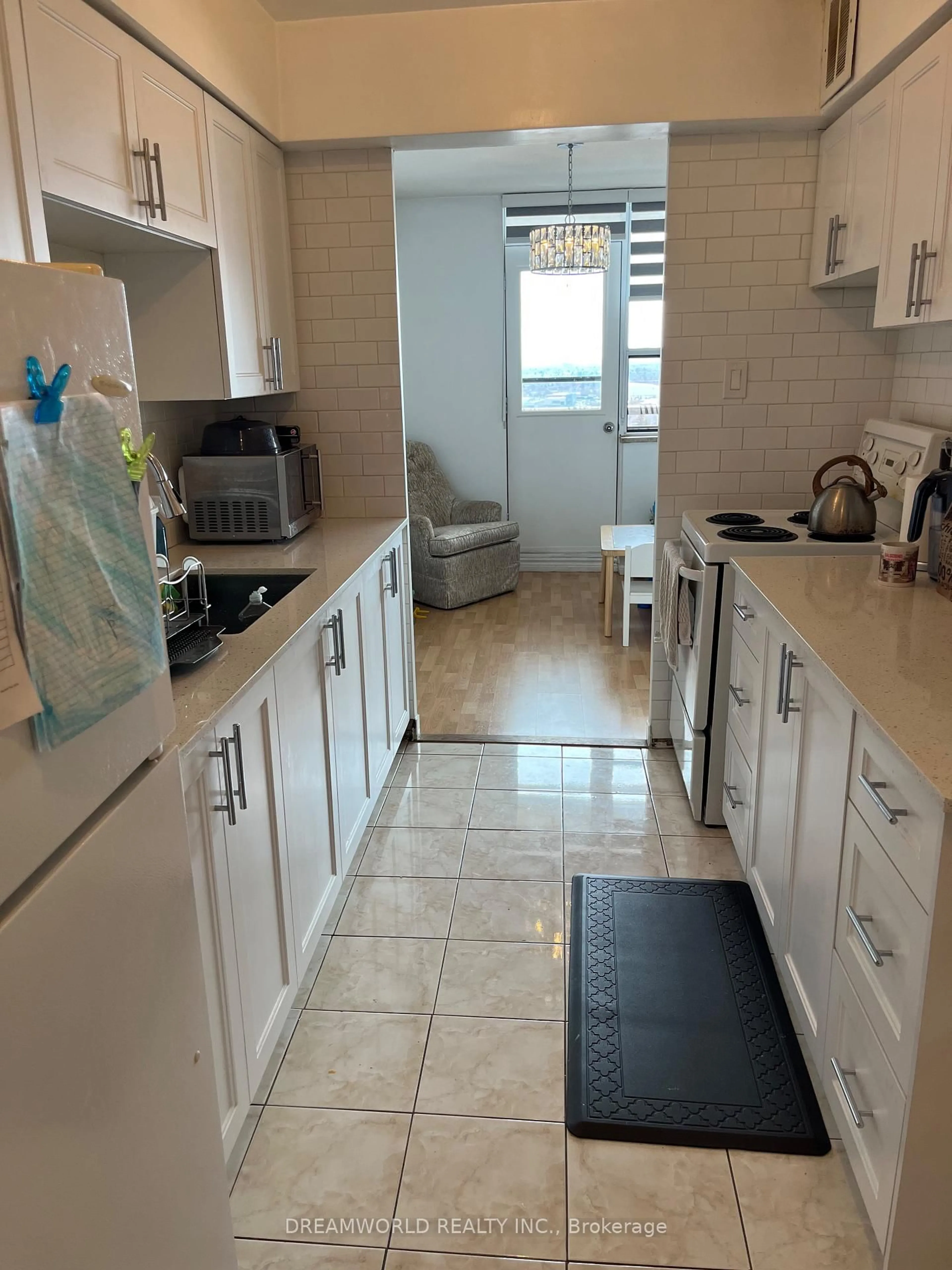 Standard kitchen, ceramic/tile floor for 5 Frith Rd #1004, Toronto Ontario M3N 2L5