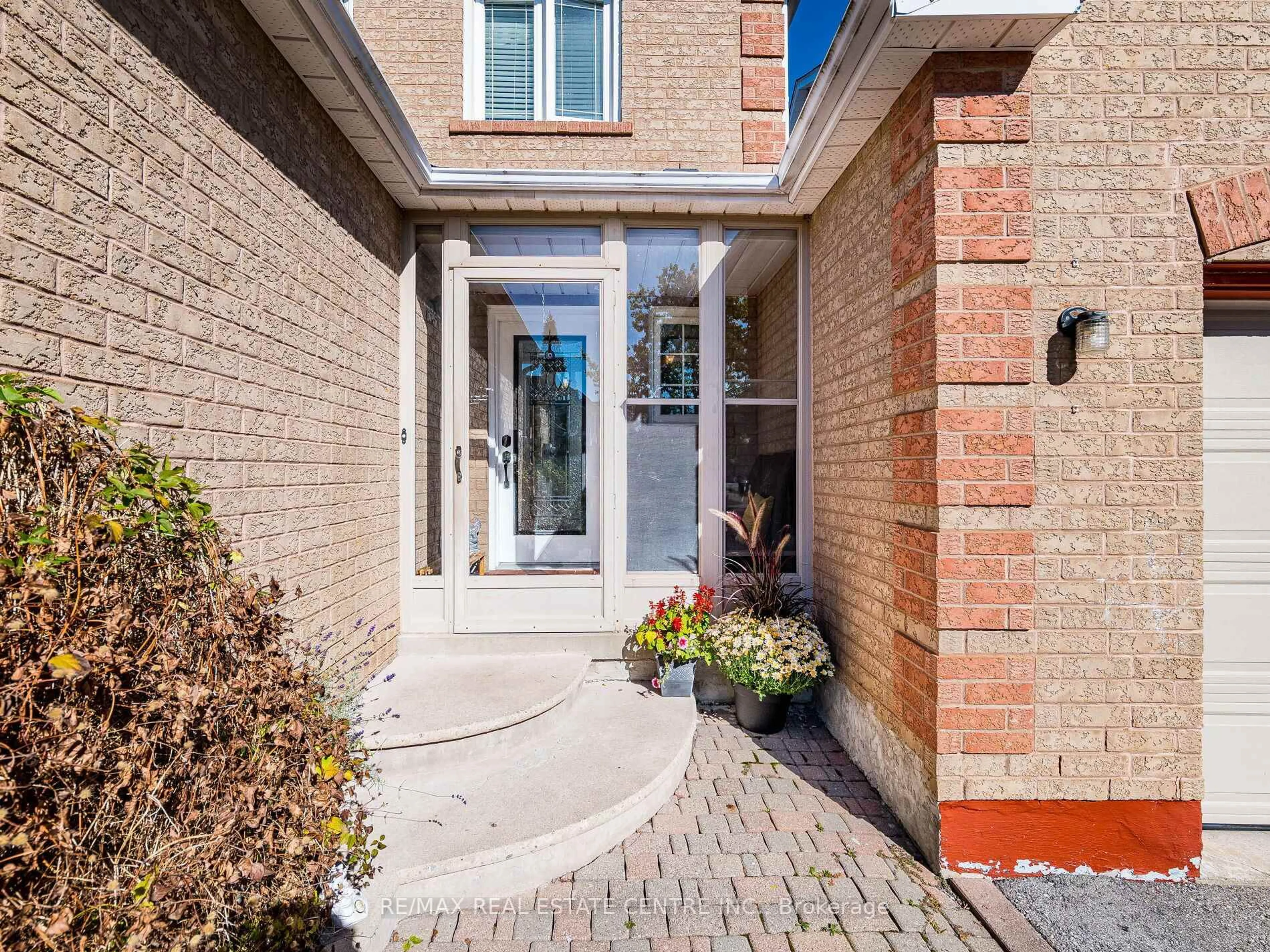 Home with brick exterior material, street for 100 White Tail Cres, Brampton Ontario L6Y 5B9