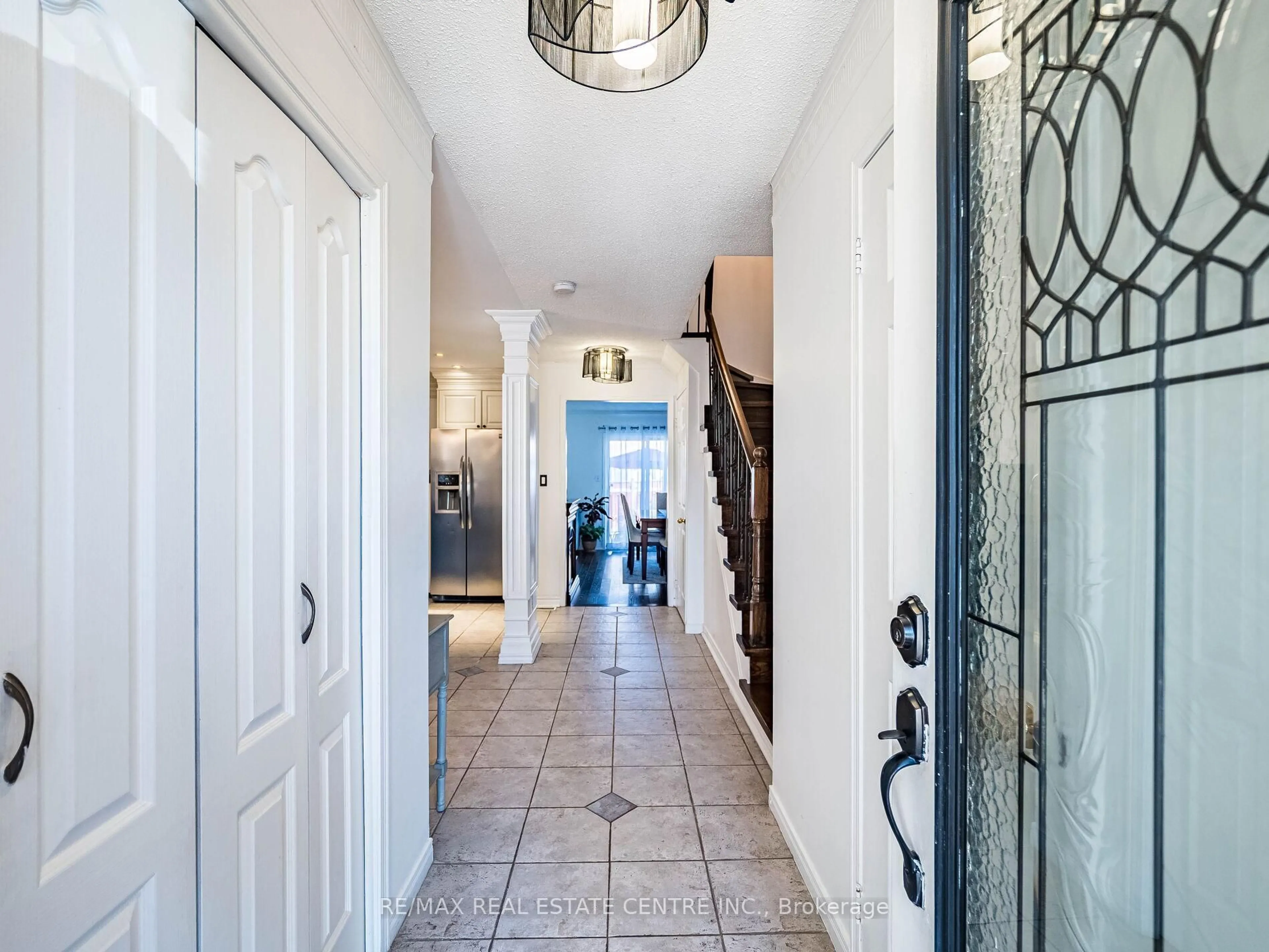 Indoor entryway for 100 White Tail Cres, Brampton Ontario L6Y 5B9