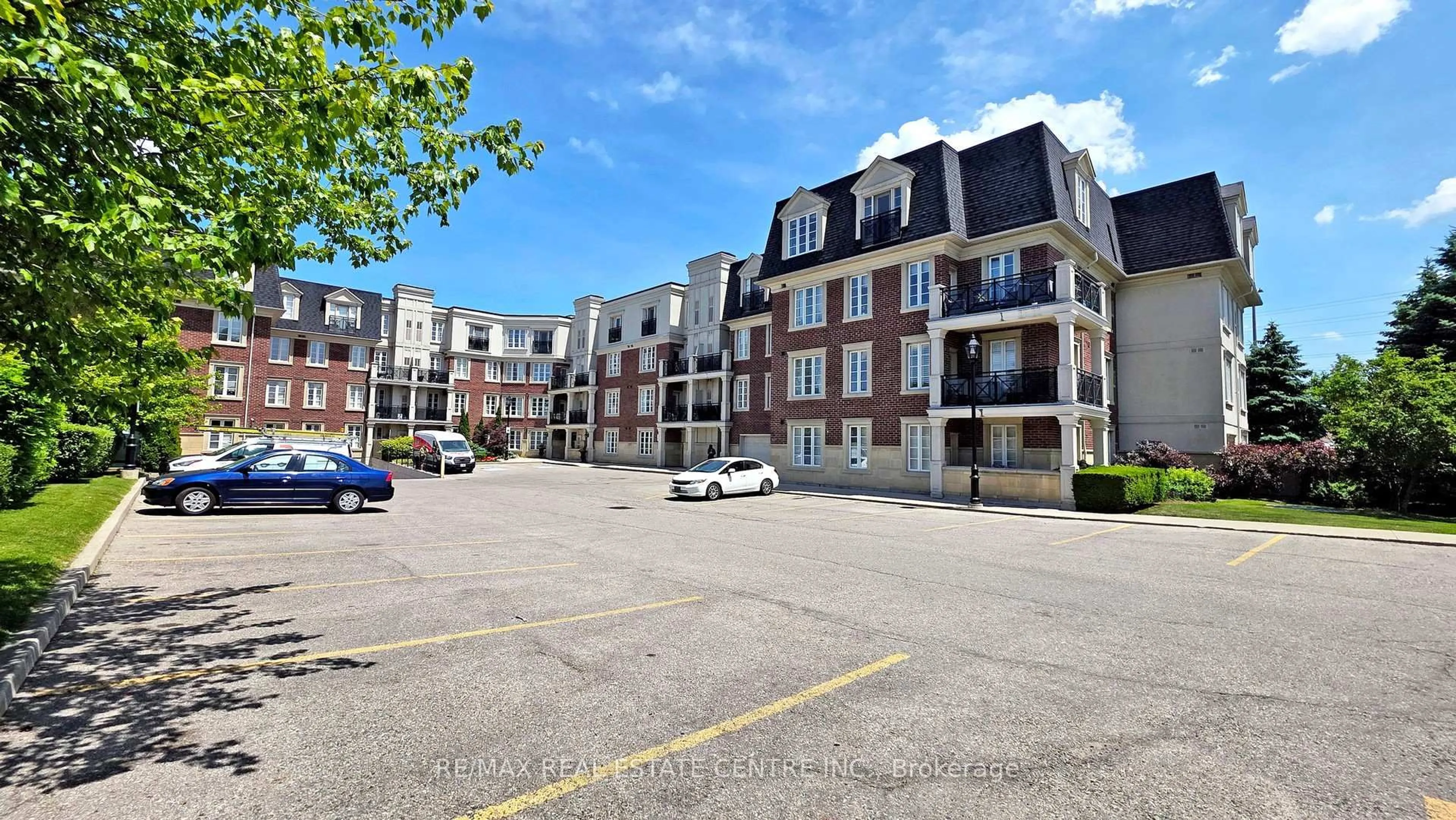 A pic from outside/outdoor area/front of a property/back of a property/a pic from drone, street for 3351 Cawthra Rd #218, Mississauga Ontario L5A 4N5