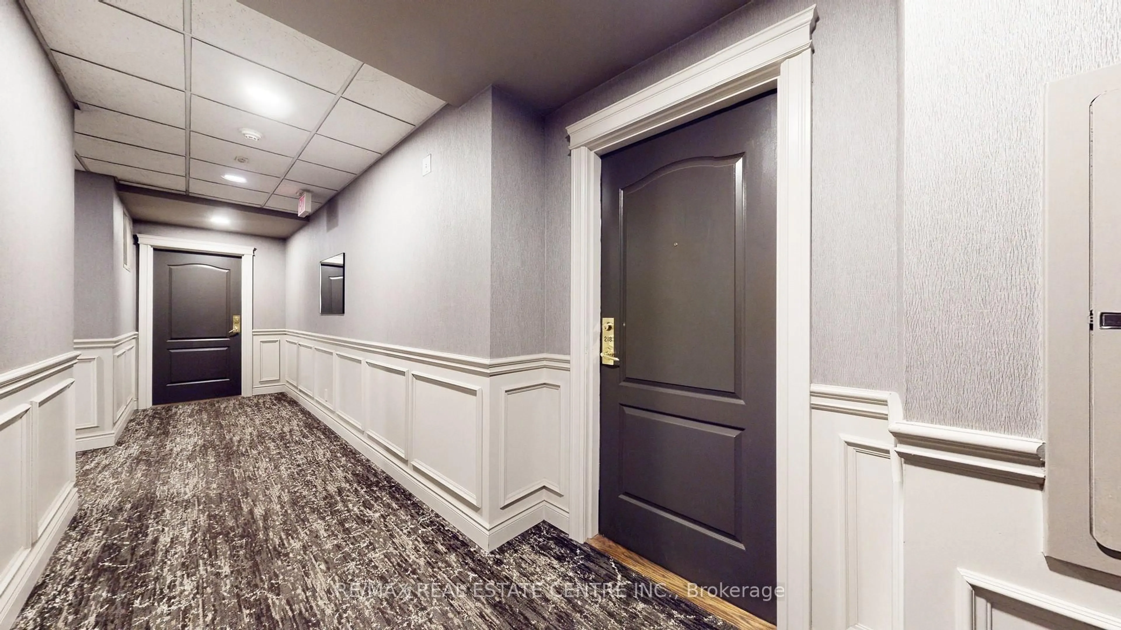 Indoor foyer for 3351 Cawthra Rd #218, Mississauga Ontario L5A 4N5