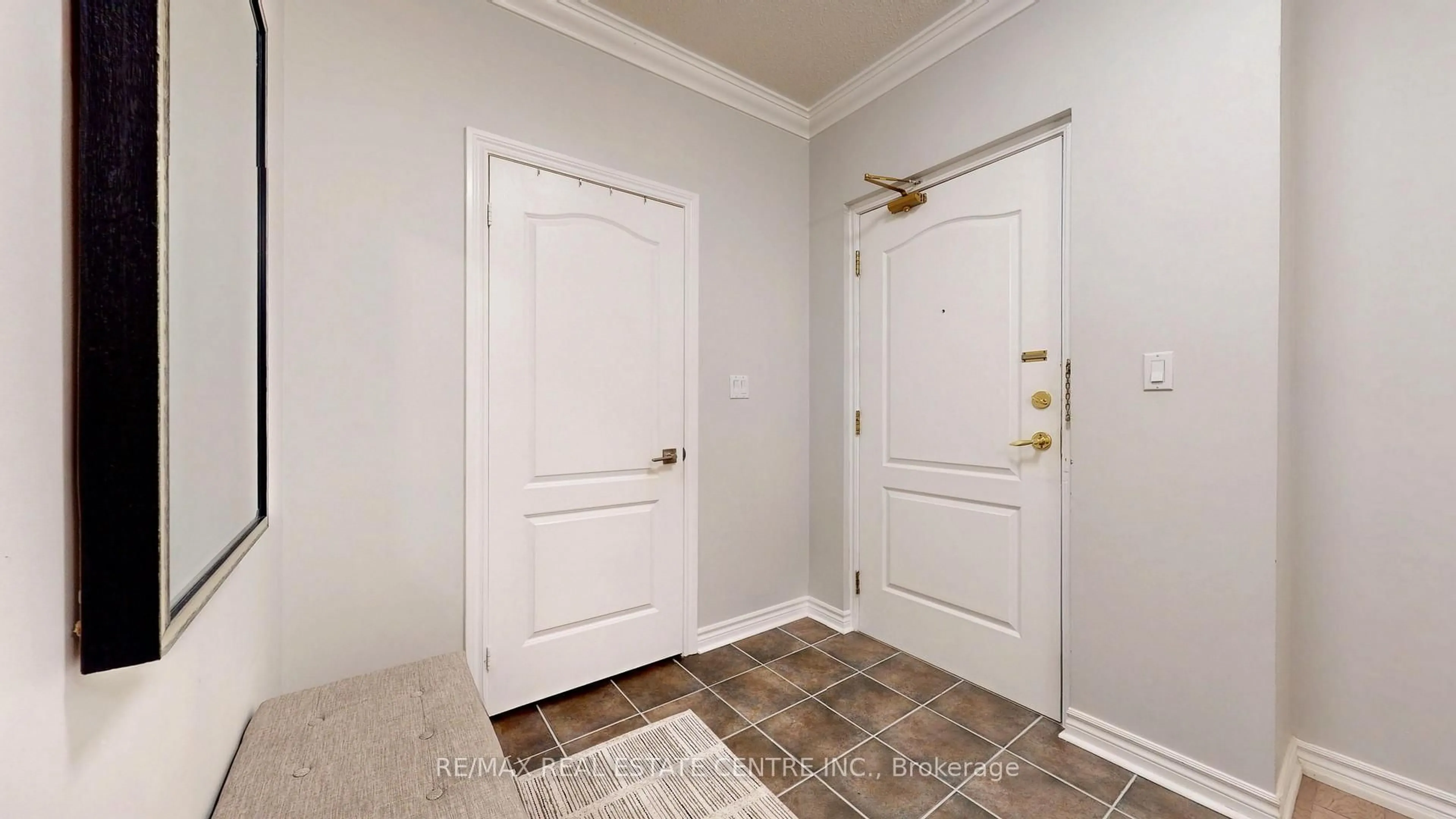 Indoor entryway for 3351 Cawthra Rd #218, Mississauga Ontario L5A 4N5