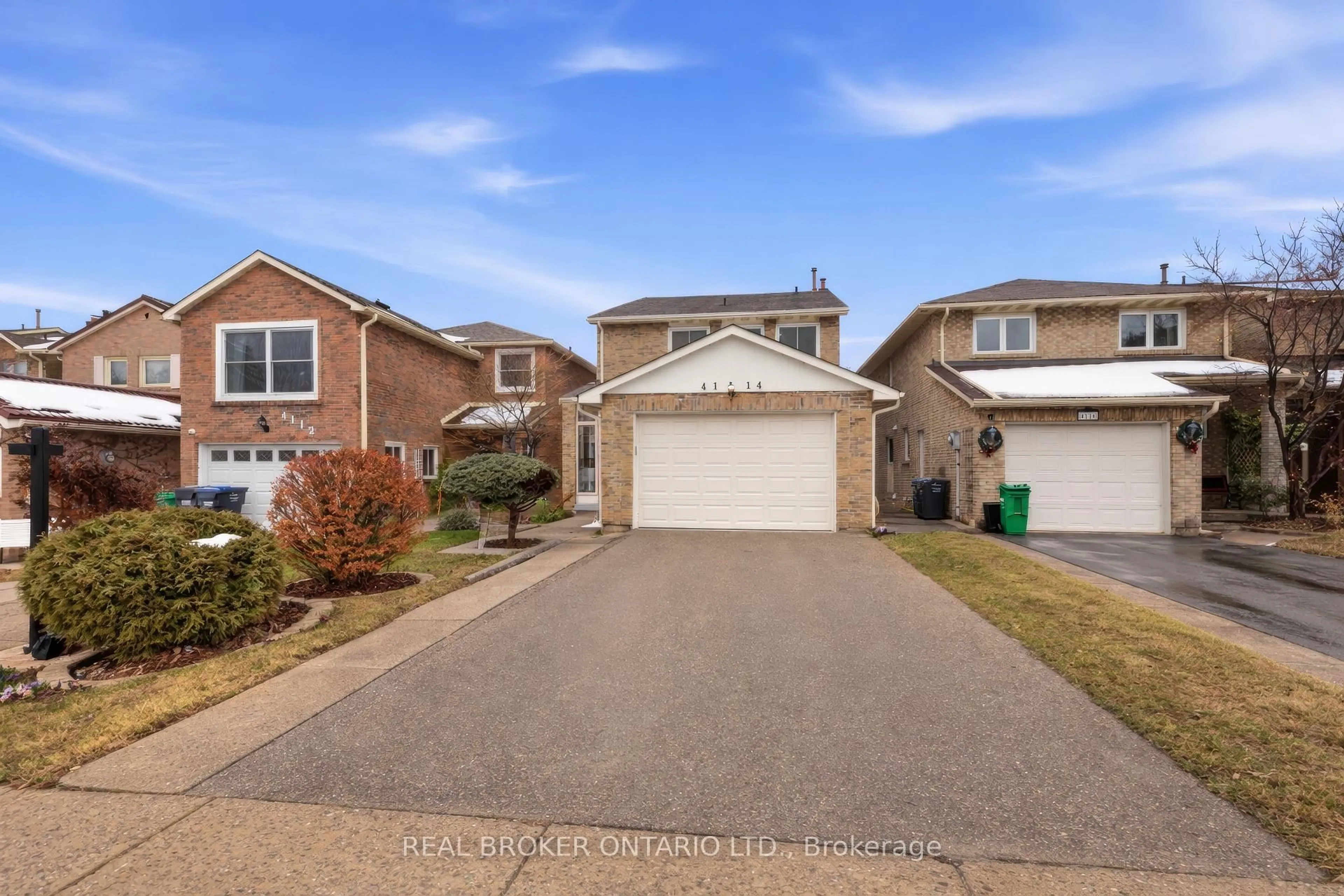 A pic from outside/outdoor area/front of a property/back of a property/a pic from drone, street for 4114 Trapper Cres, Mississauga Ontario L5L 3A9