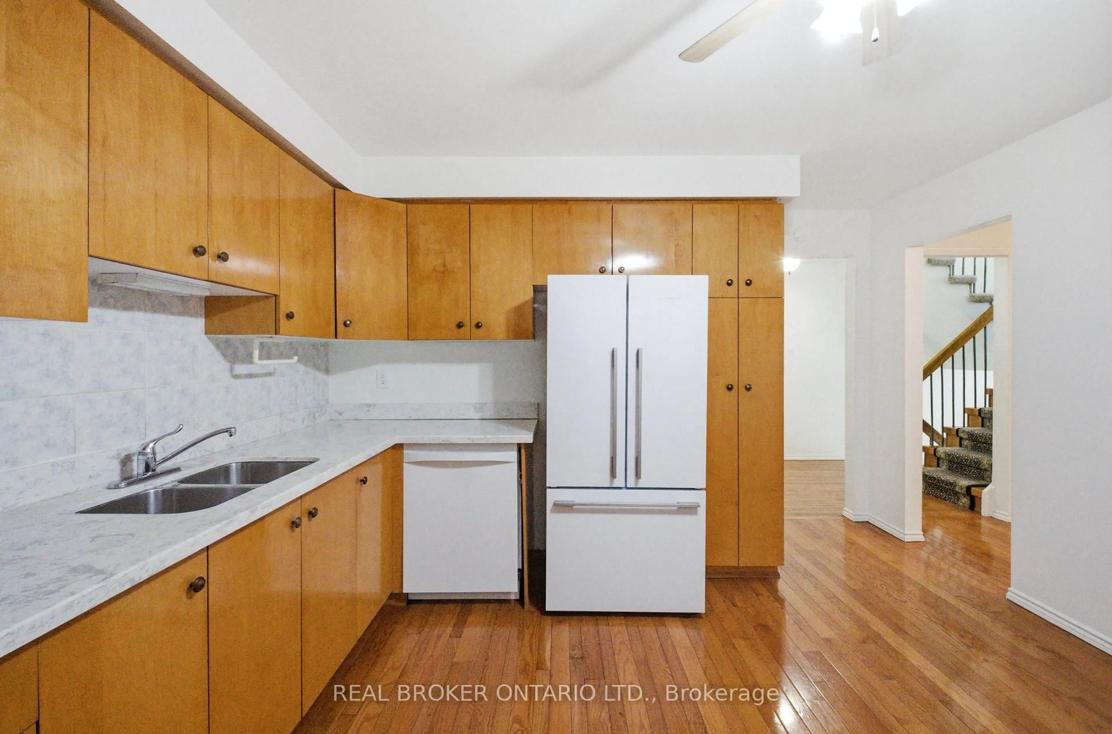 Standard kitchen, wood/laminate floor for 4114 Trapper Cres, Mississauga Ontario L5L 3A9