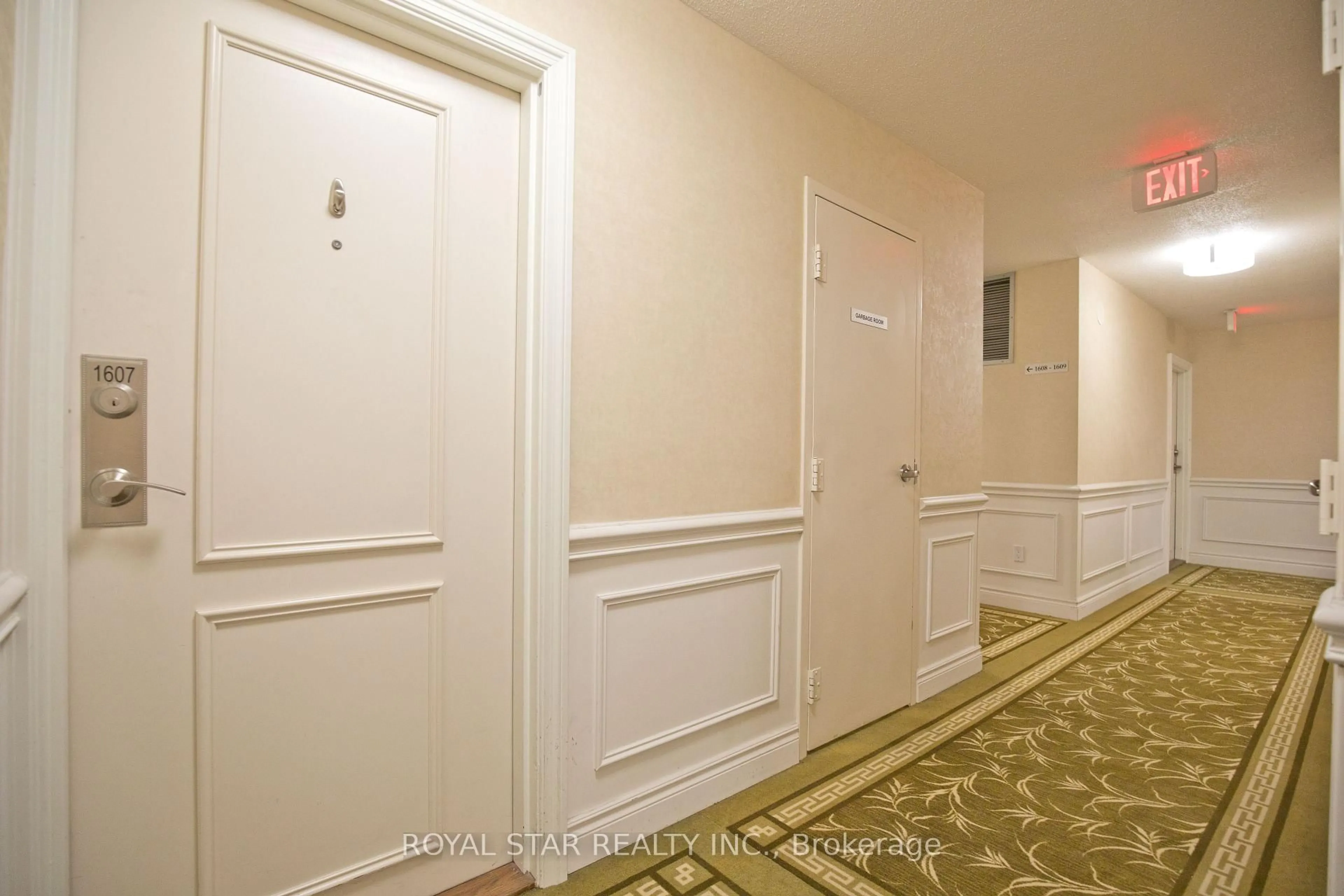 Indoor entryway for 1535 Lakeshore Rd #1607, Mississauga Ontario L5E 3E2