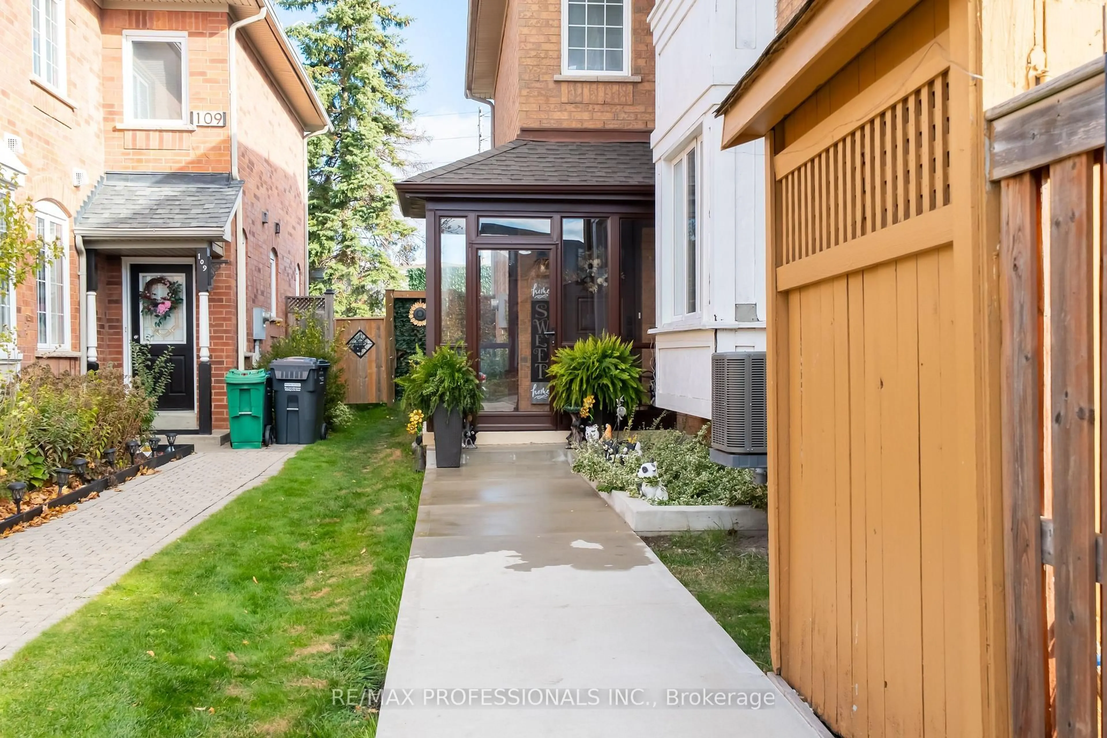 Patio, street for 99 Desert Sand Dr, Brampton Ontario L6R 1V7