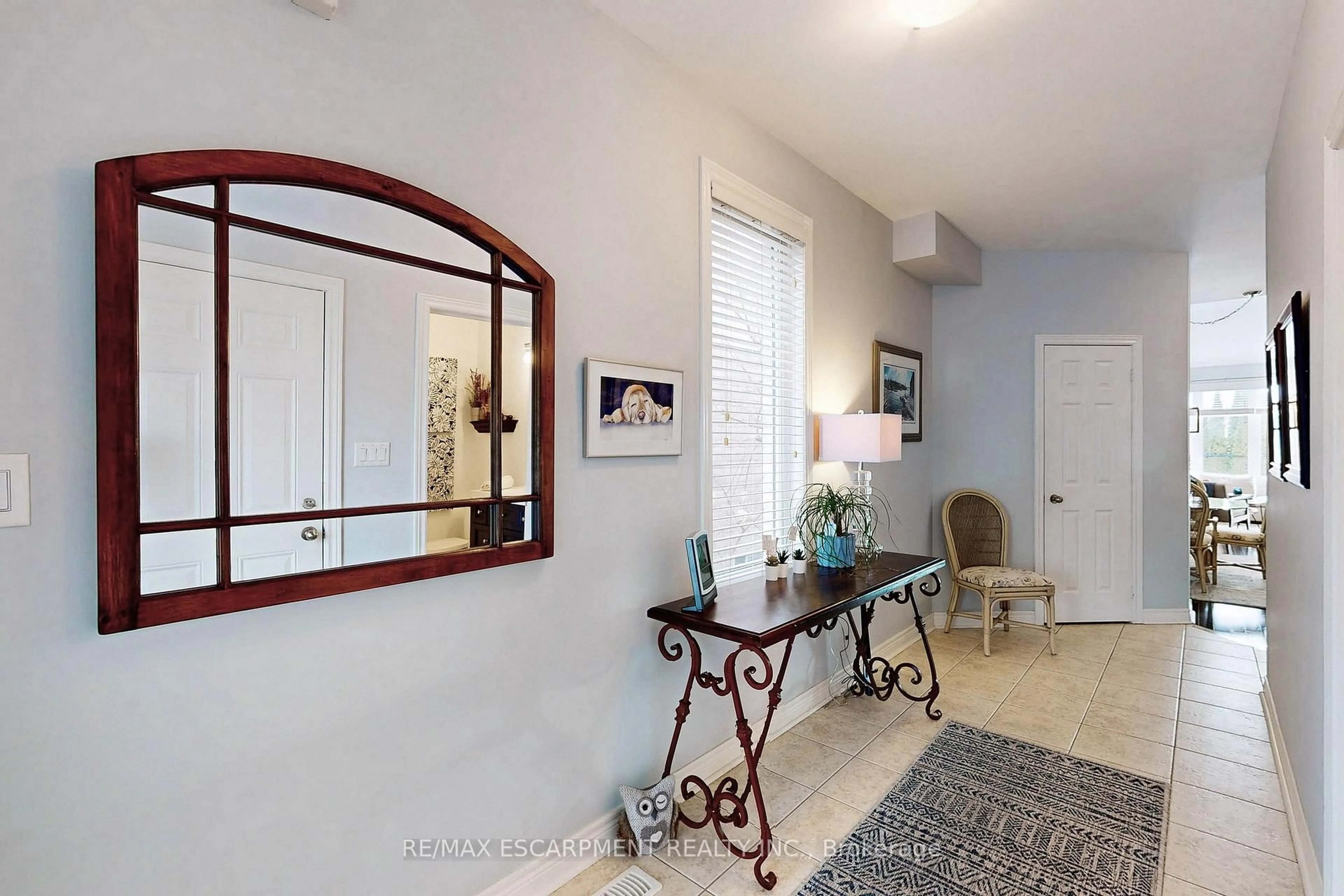 Indoor entryway for 4176 Saunders Cres, Burlington Ontario L7M 0B3