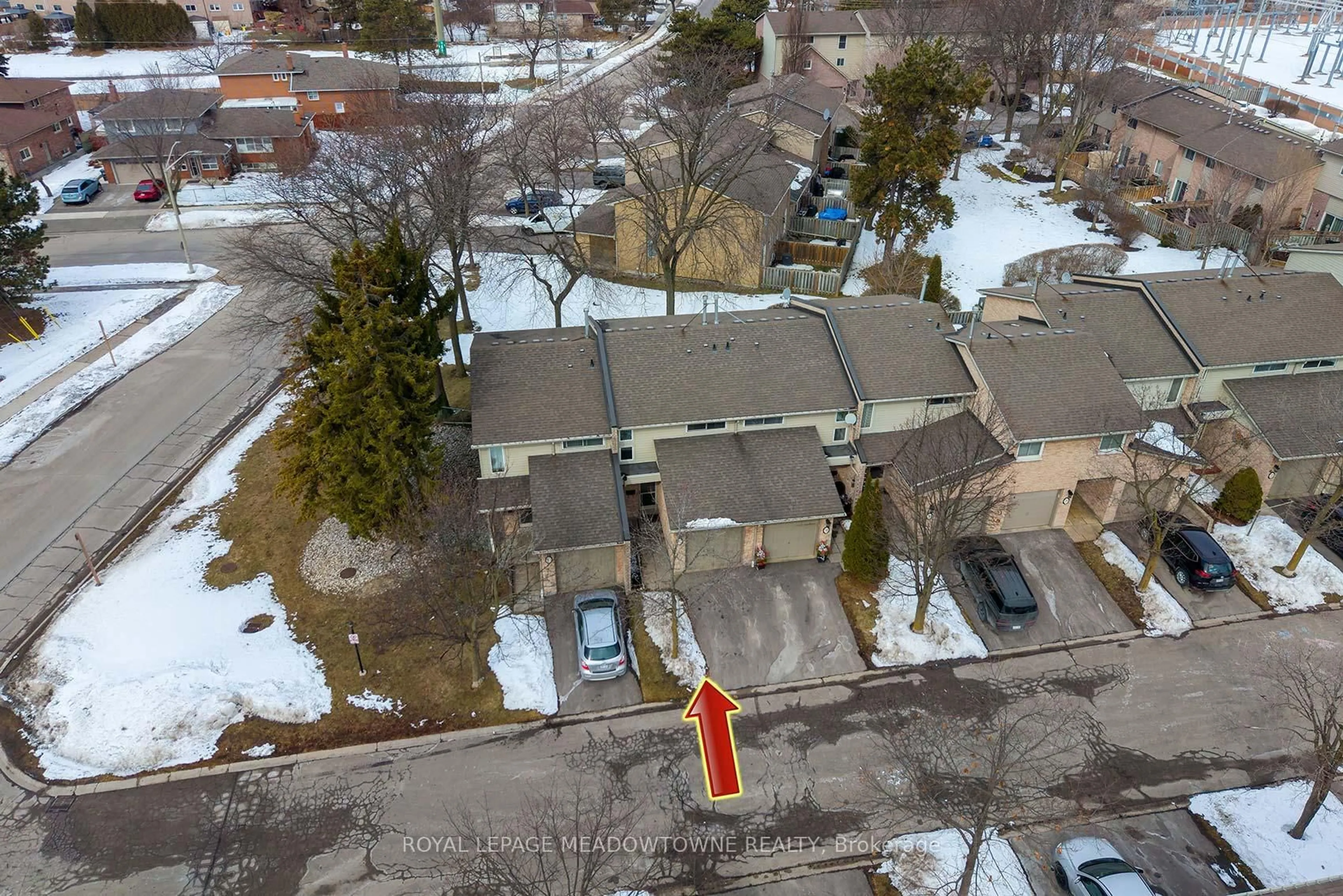 A pic from outside/outdoor area/front of a property/back of a property/a pic from drone, street for 2075 Asta Dr #32, Mississauga Ontario L5A 2T5