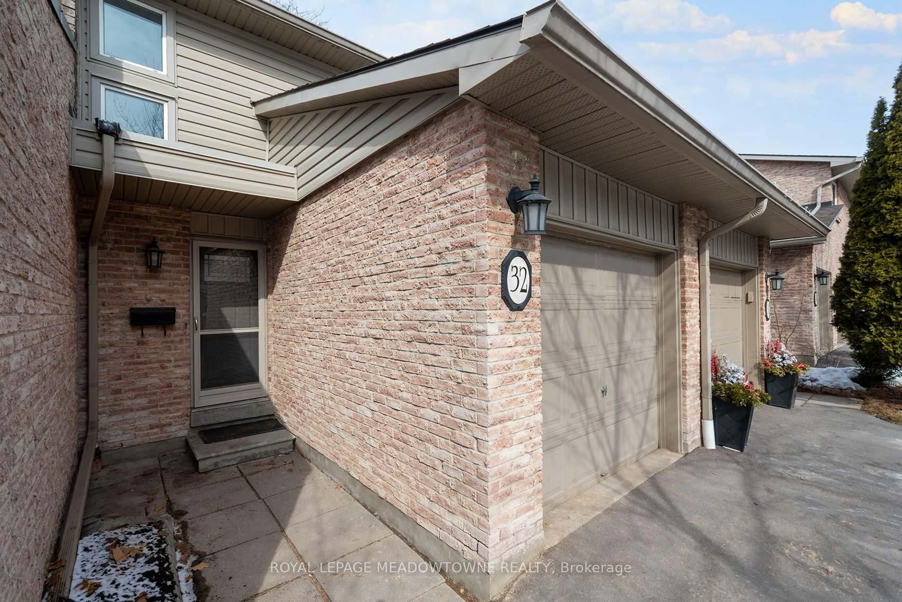 Home with brick exterior material, street for 2075 Asta Dr #32, Mississauga Ontario L5A 2T5