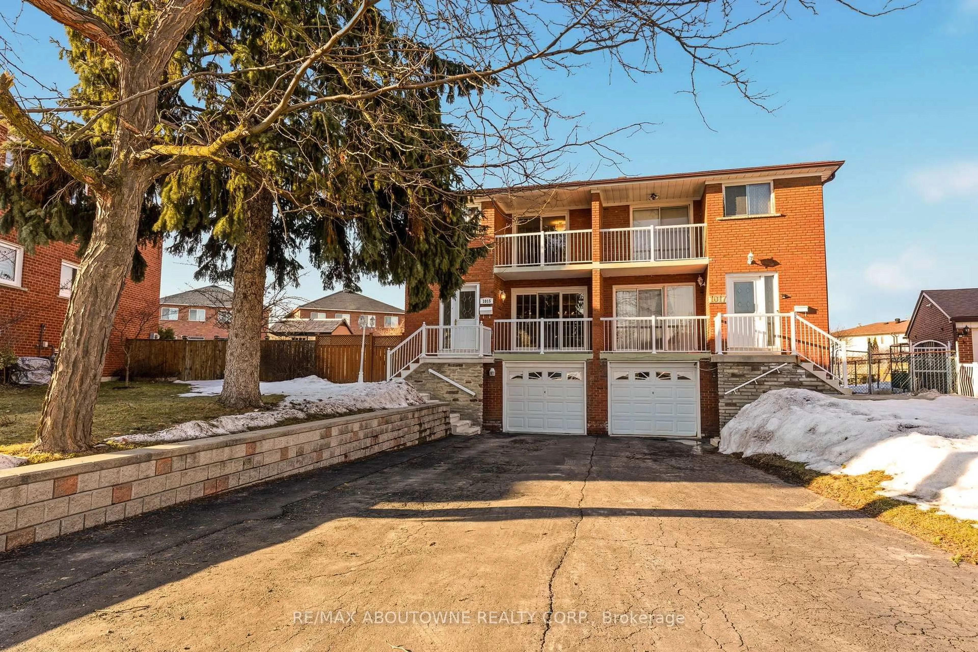 A pic from outside/outdoor area/front of a property/back of a property/a pic from drone, street for 1015 Syeston Crt, Mississauga Ontario L4Y 2W2