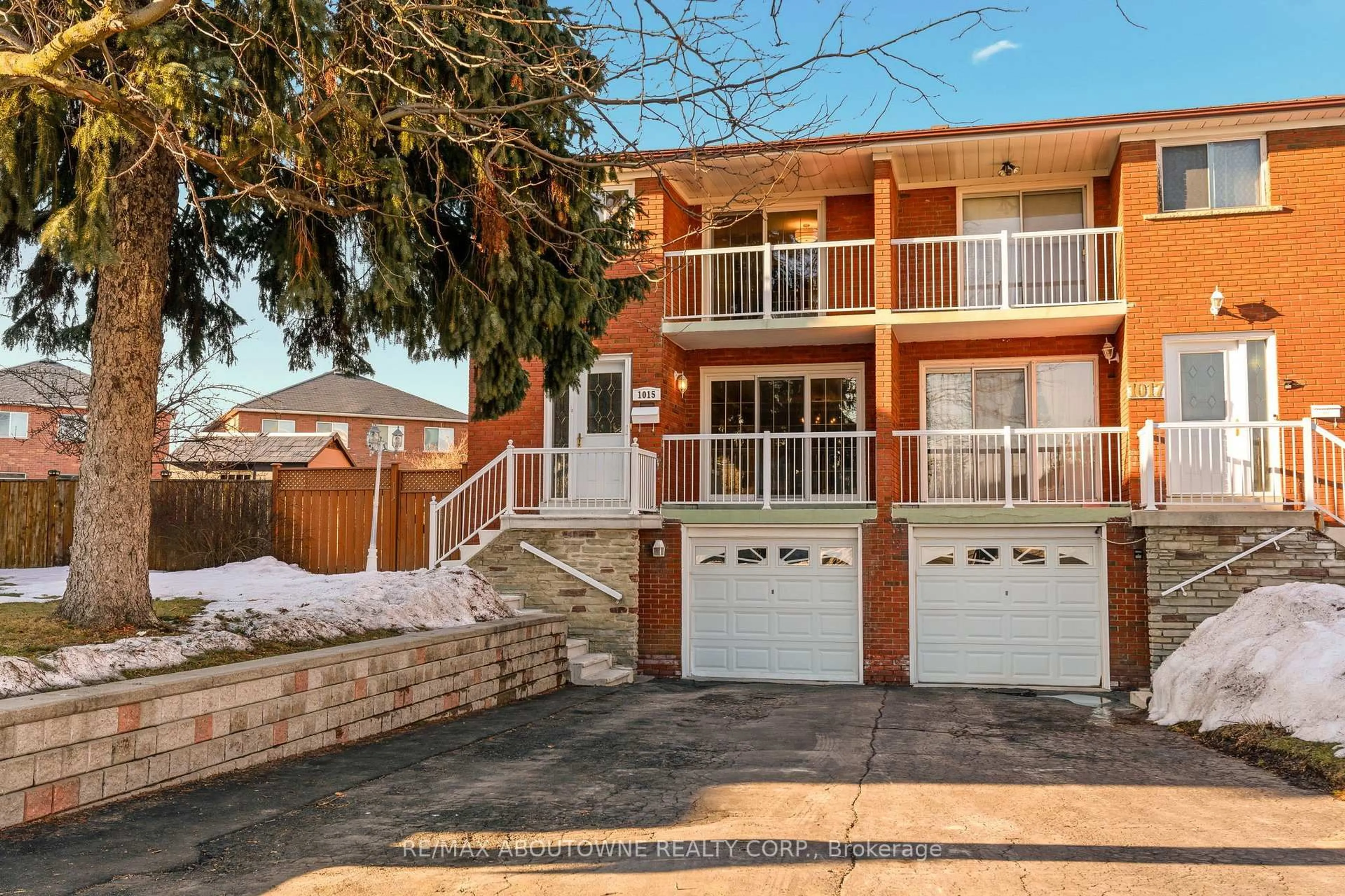 Home with brick exterior material, street for 1015 Syeston Crt, Mississauga Ontario L4Y 2W2