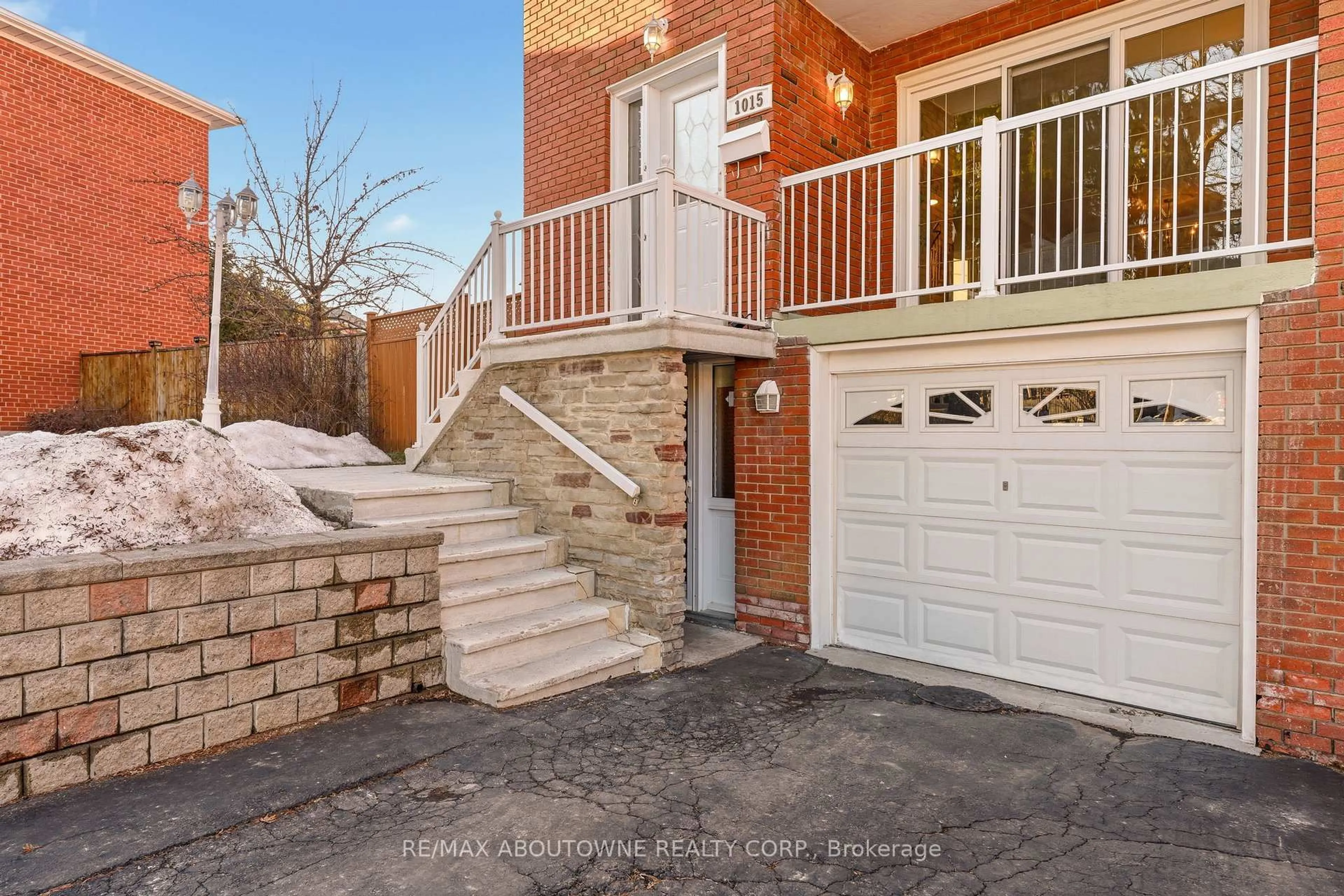 Home with brick exterior material, street for 1015 Syeston Crt, Mississauga Ontario L4Y 2W2