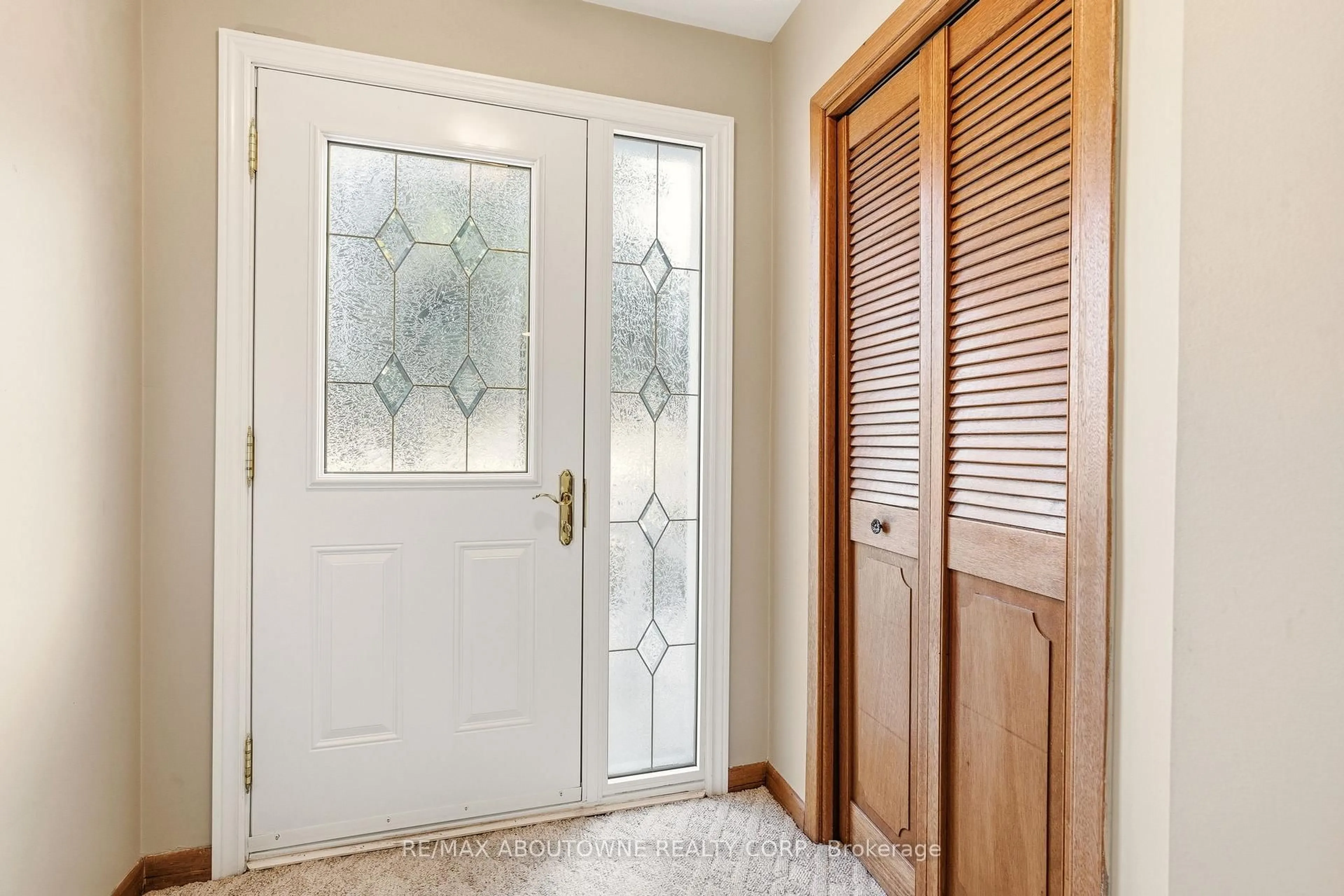 Indoor entryway for 1015 Syeston Crt, Mississauga Ontario L4Y 2W2
