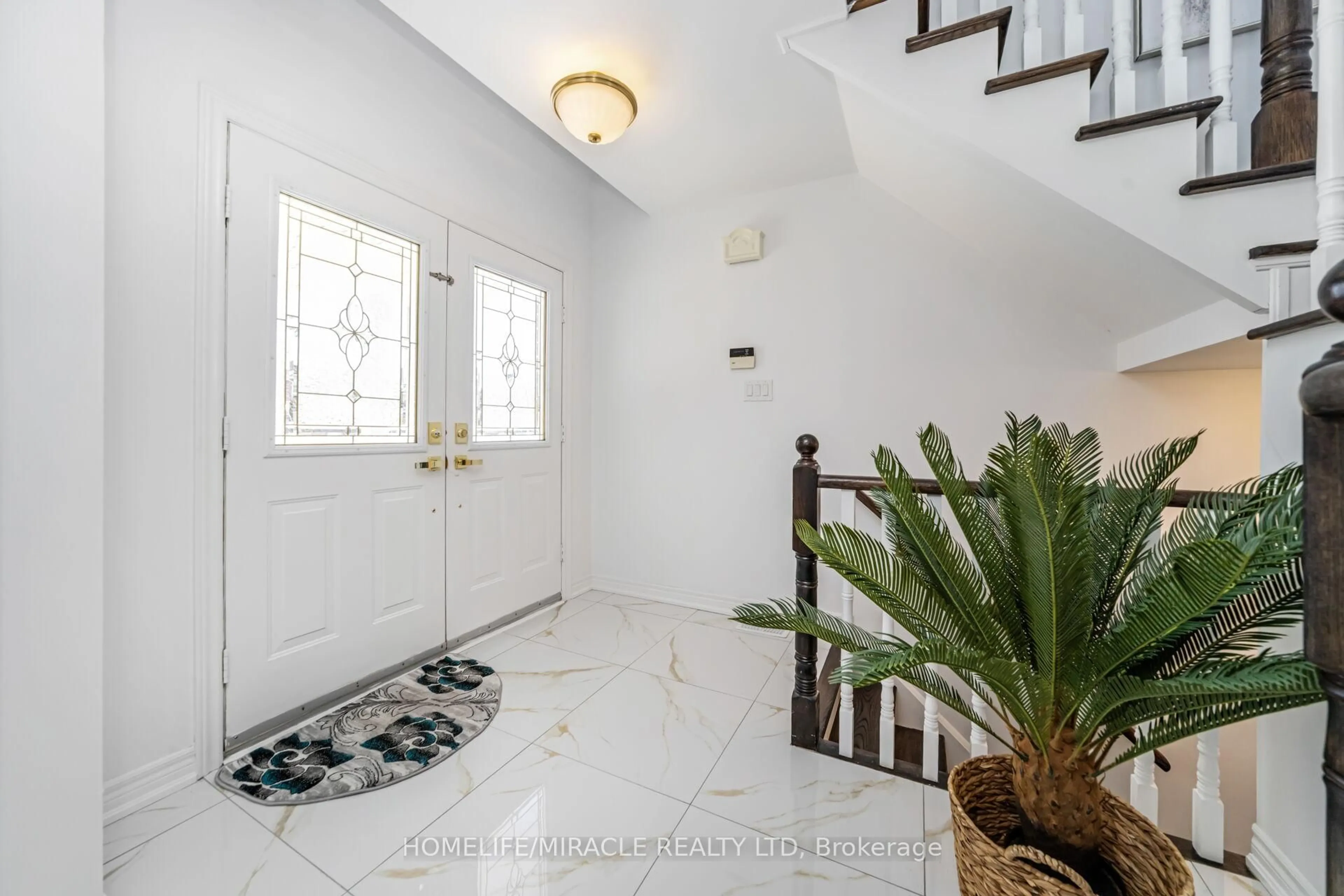 Indoor foyer for 49 Cross Country Blvd, Caledon Ontario L7E 2N6