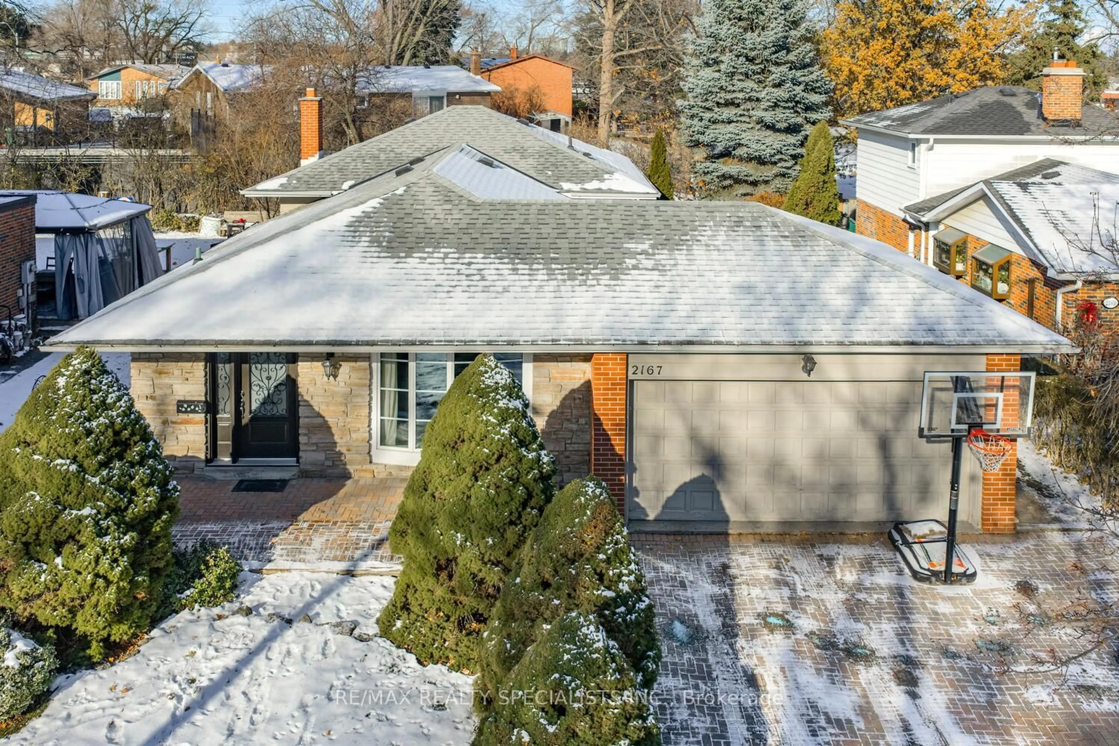 A pic from outside/outdoor area/front of a property/back of a property/a pic from drone, street for 2167 Herridge Dr, Mississauga Ontario L5K 1N4
