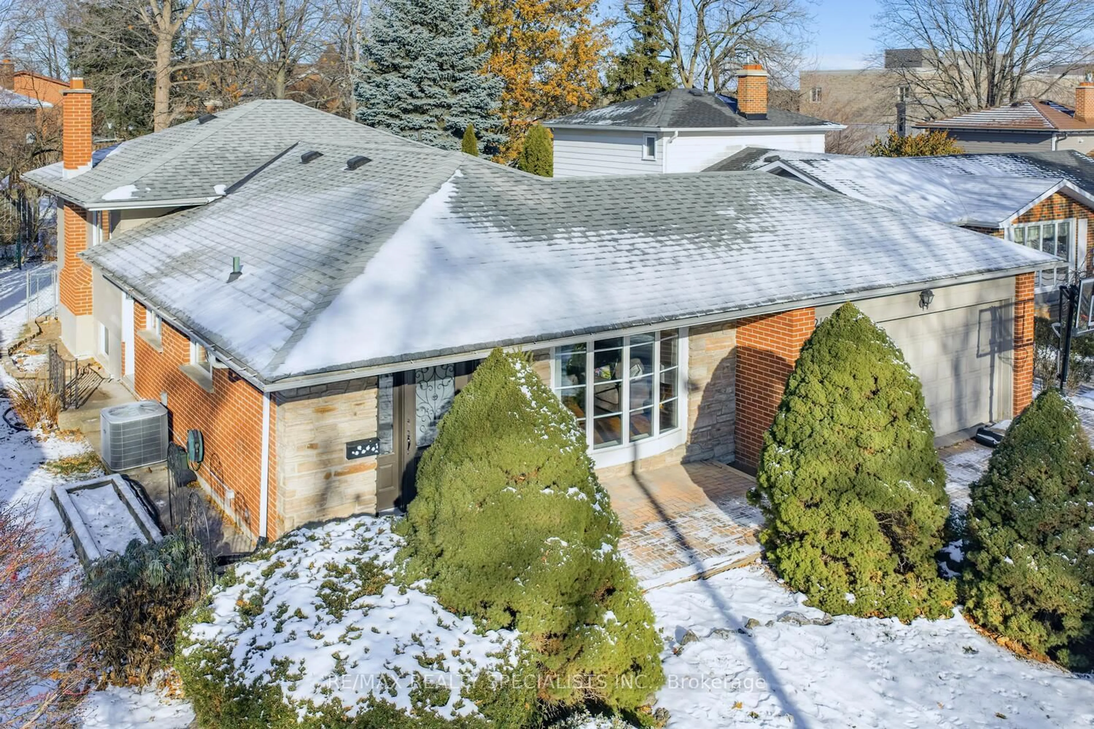 A pic from outside/outdoor area/front of a property/back of a property/a pic from drone, street for 2167 Herridge Dr, Mississauga Ontario L5K 1N4