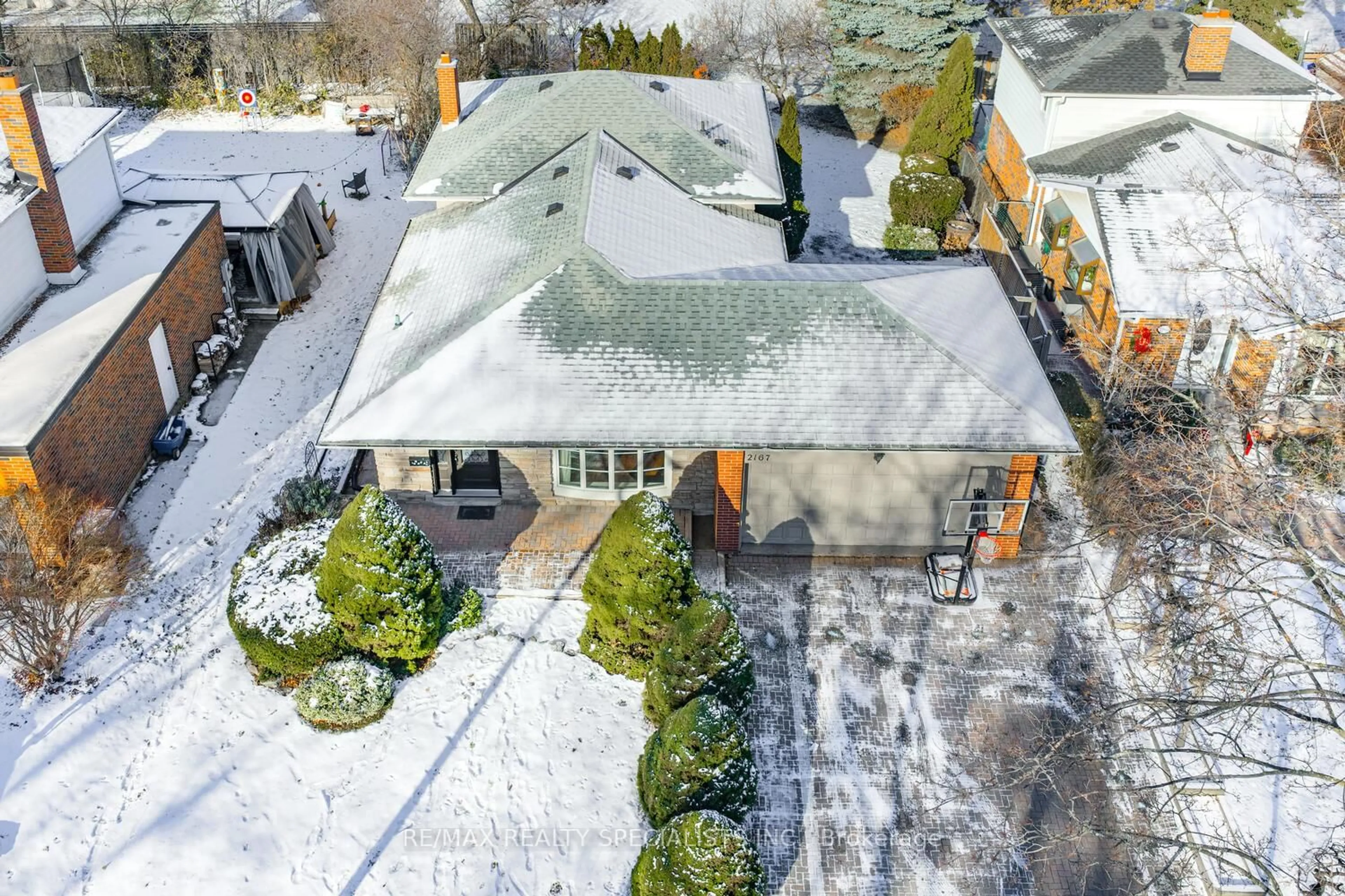 A pic from outside/outdoor area/front of a property/back of a property/a pic from drone, street for 2167 Herridge Dr, Mississauga Ontario L5K 1N4