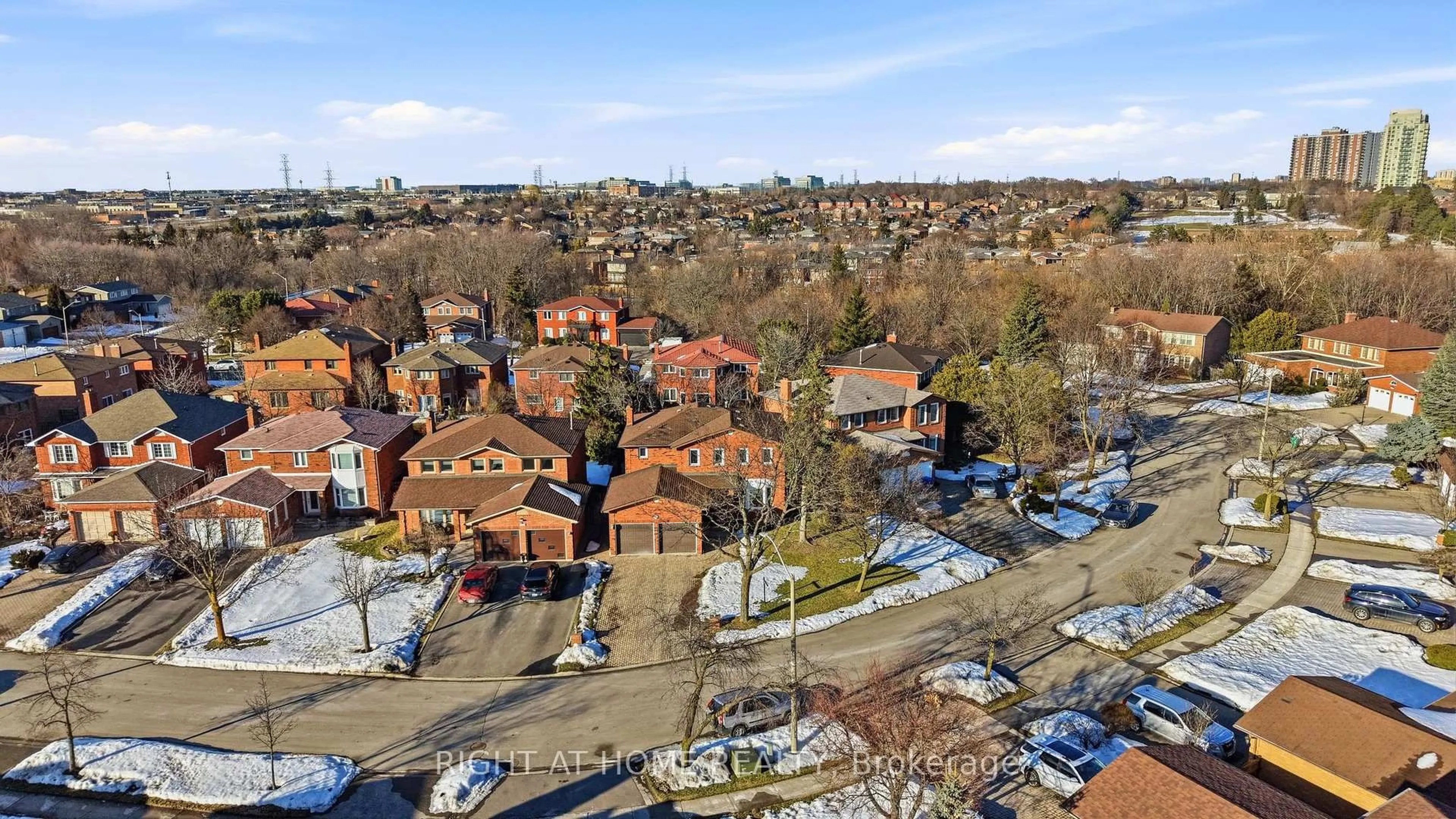 A pic from outside/outdoor area/front of a property/back of a property/a pic from drone, street for 4219 Preston Tr, Mississauga Ontario L4W 4R7