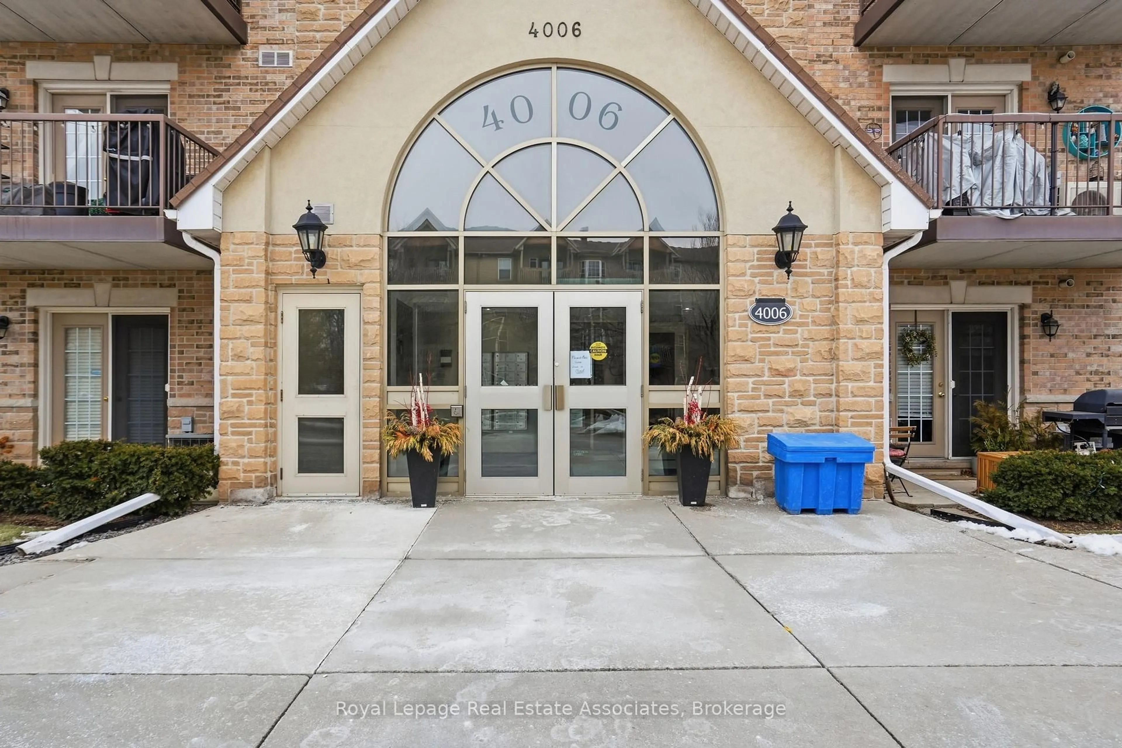 Indoor foyer for 4006 Kilmer Dr #107, Burlington Ontario L7M 4W4