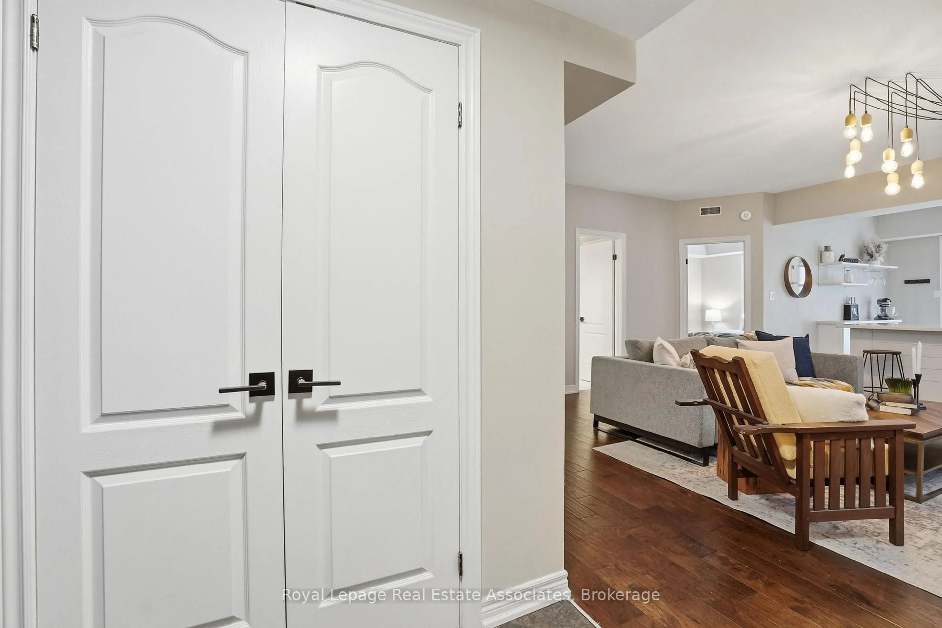 Indoor entryway for 4006 Kilmer Dr #107, Burlington Ontario L7M 4W4