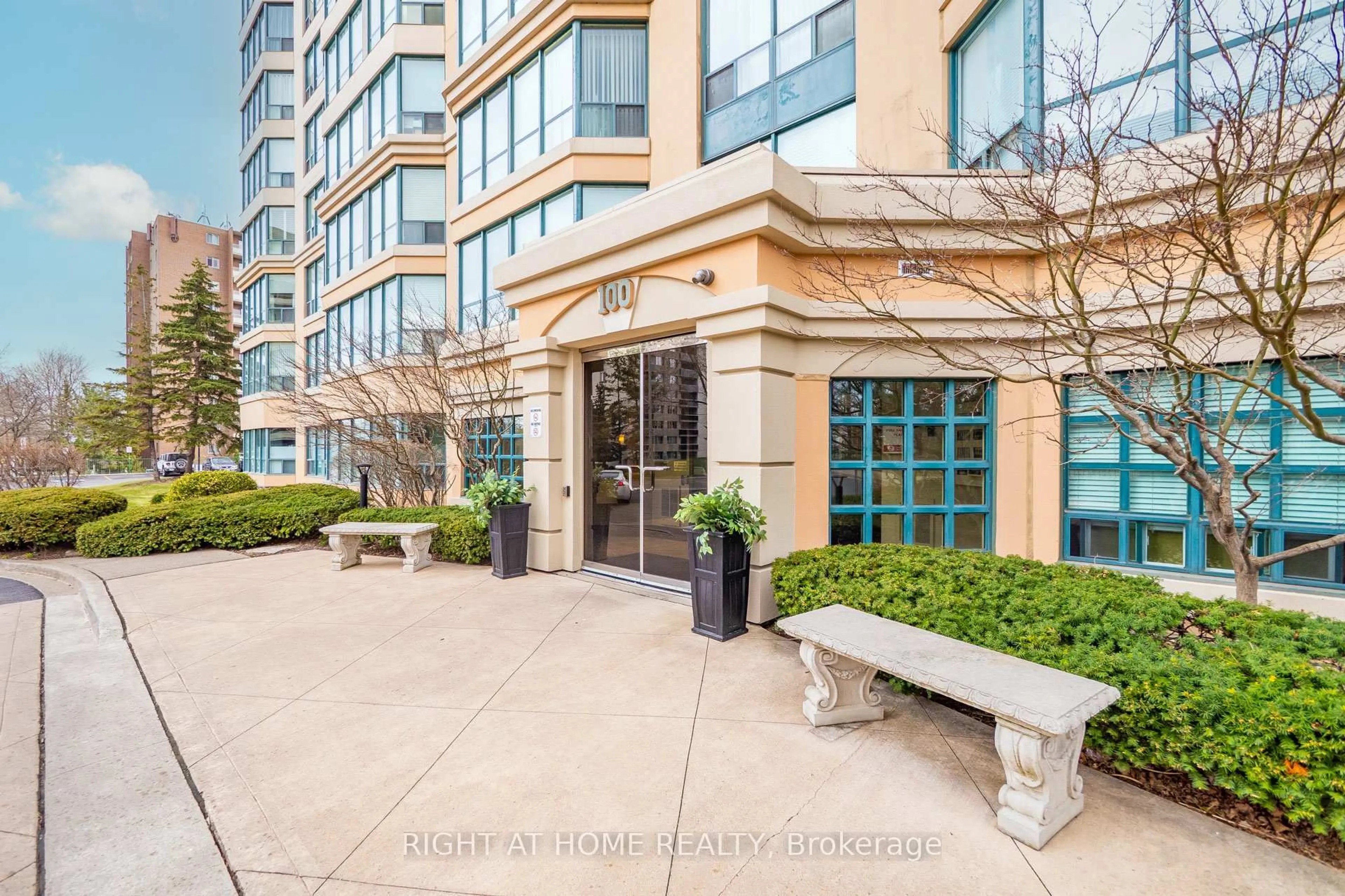 Patio, unknown for 100 Millside Dr #210, Milton Ontario L9T 5E2