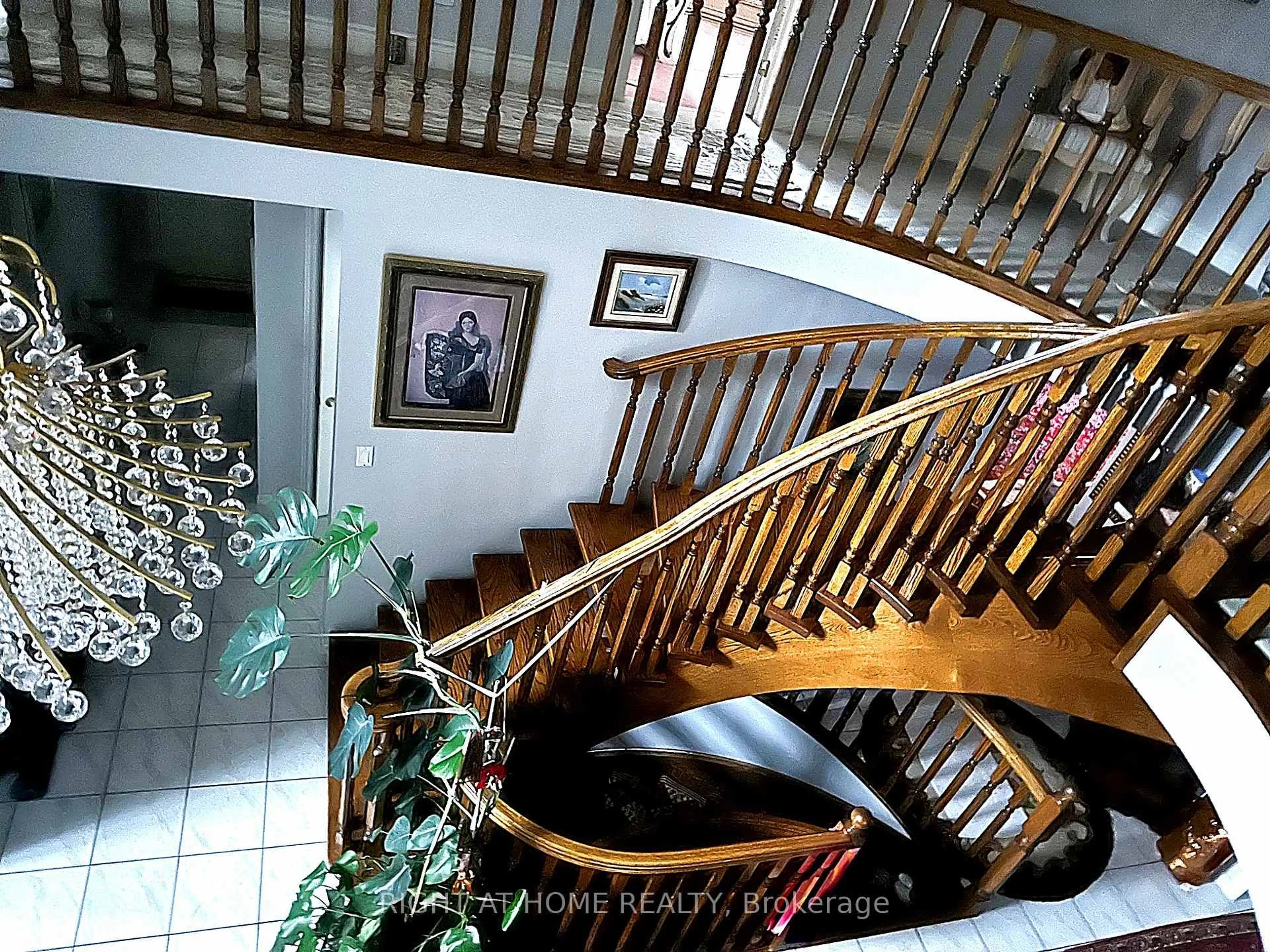 Indoor foyer for 32 Creston Rd, Toronto Ontario M6A 1J1