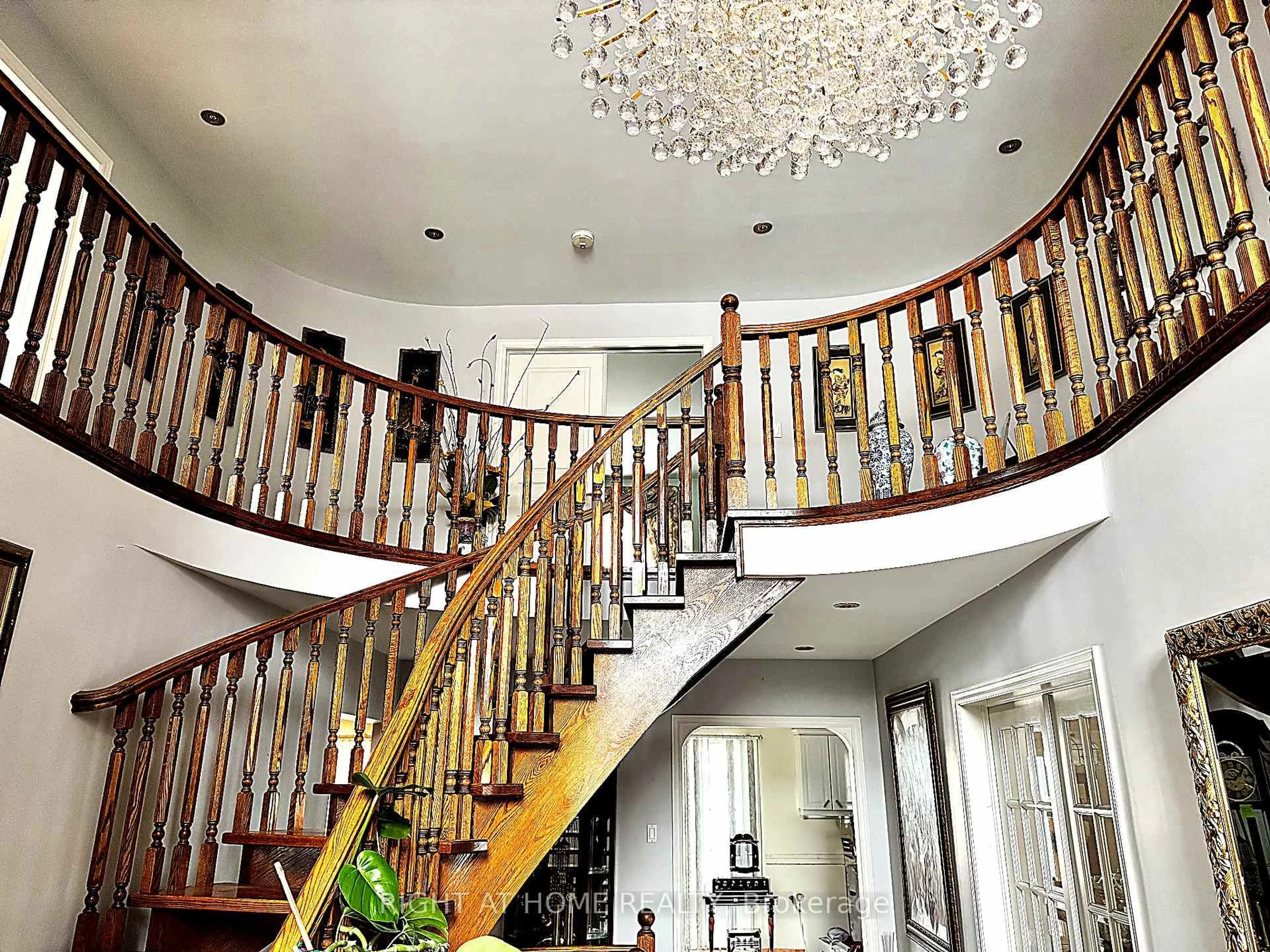 Indoor foyer for 32 Creston Rd, Toronto Ontario M6A 1J1