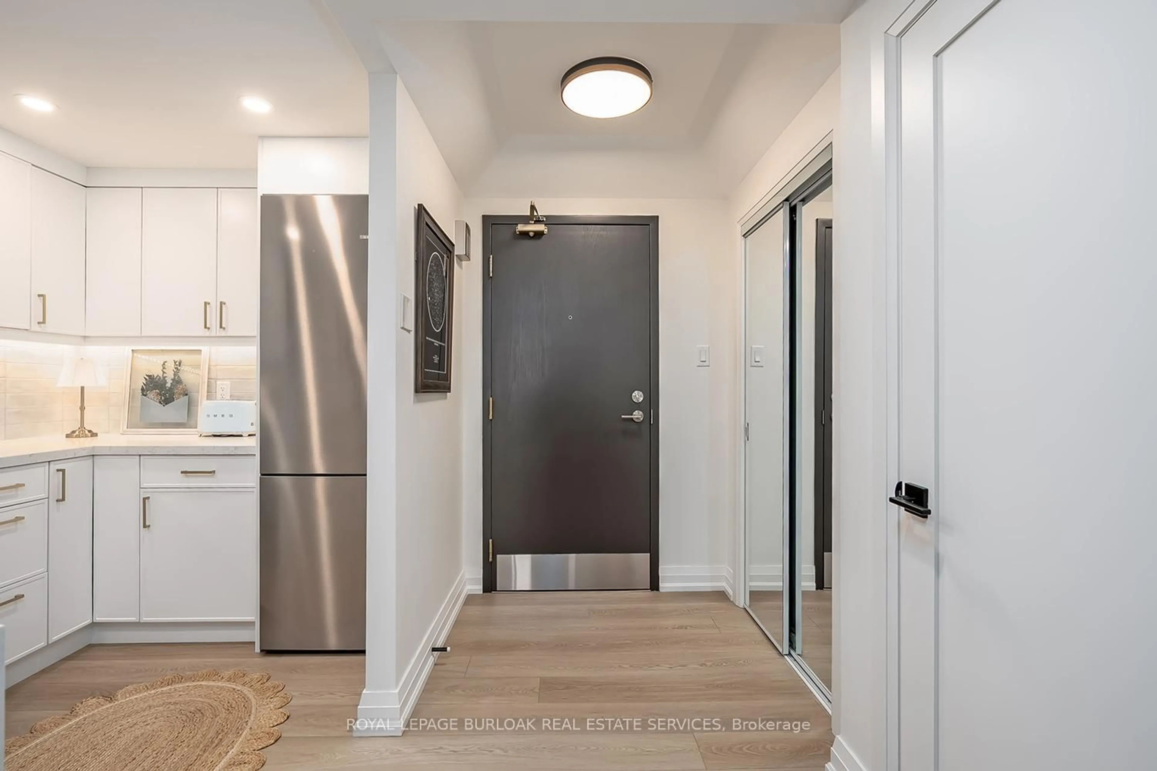 Indoor entryway for 102 Bronte Rd #303, Oakville Ontario L6L 6J5
