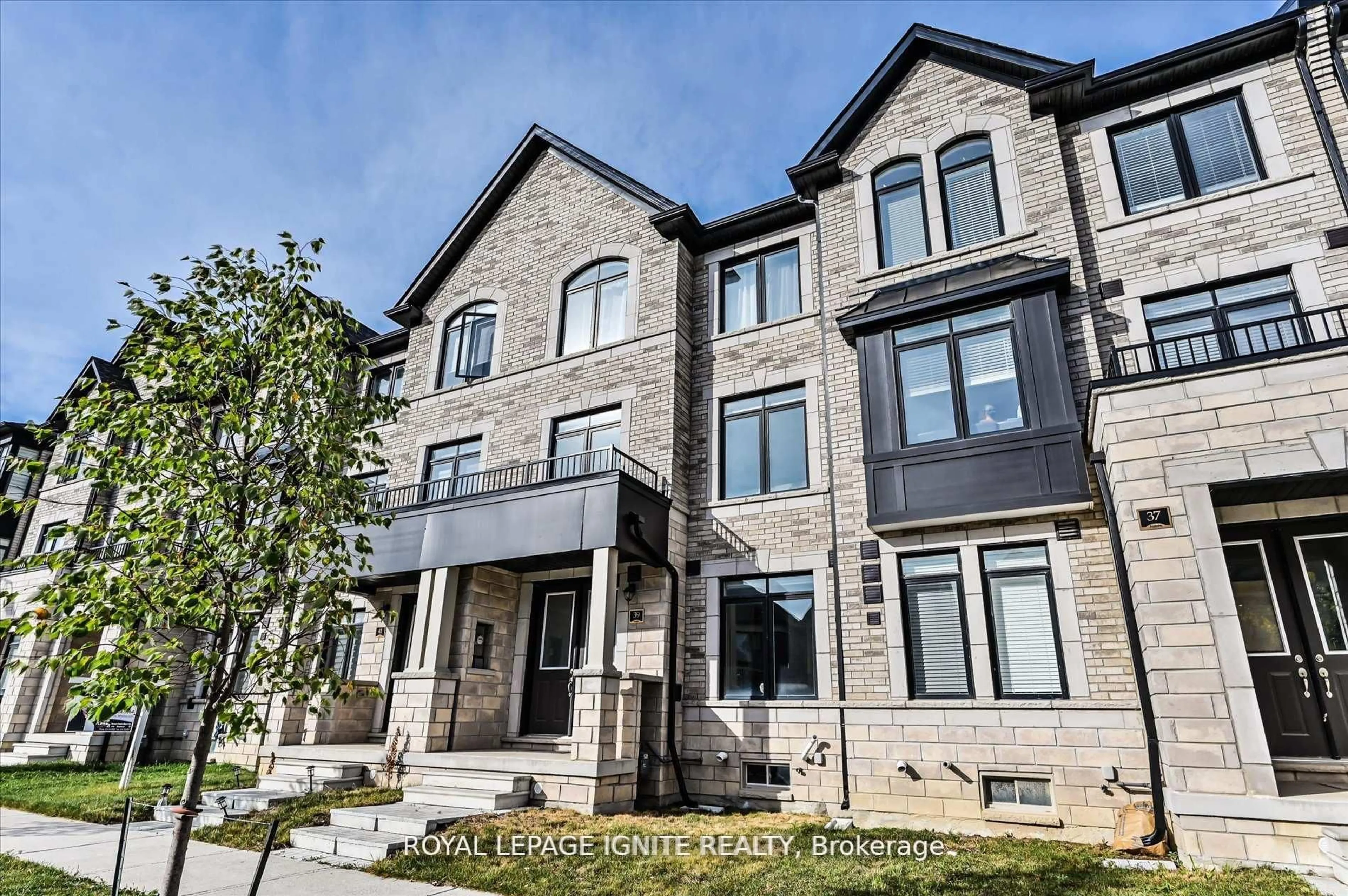 Home with brick exterior material, street for 39 Minnock St, Caledon Ontario L7C 4K9