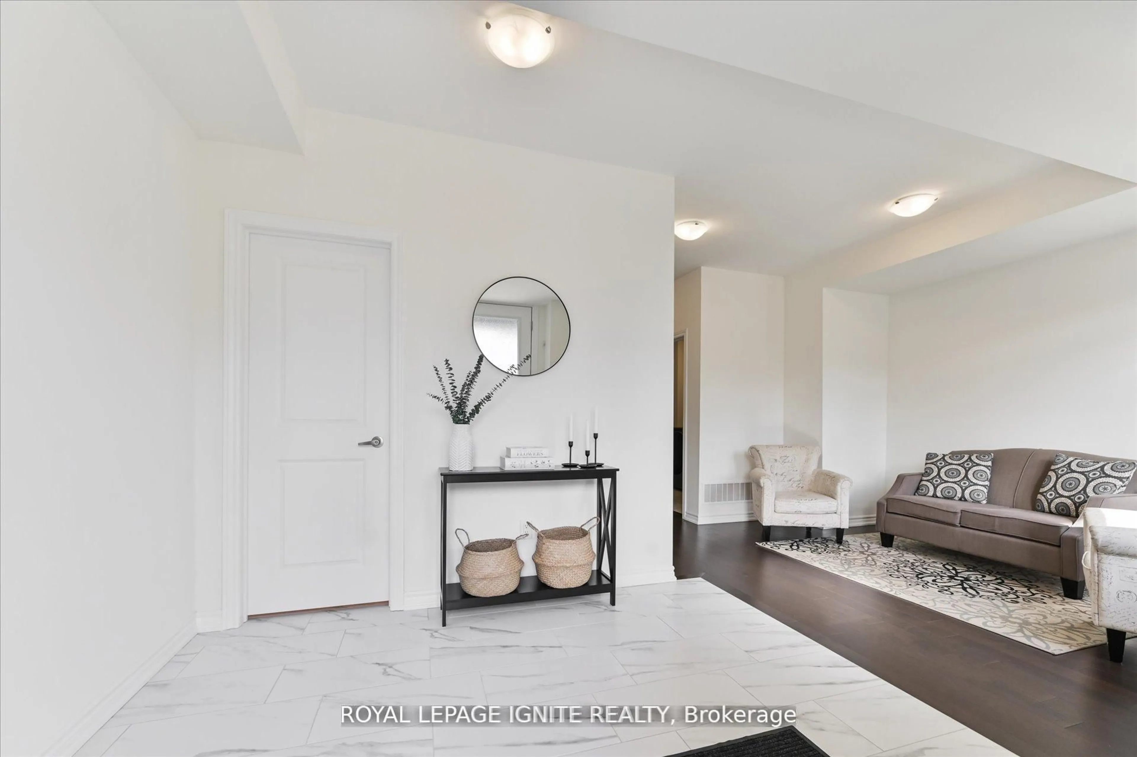 Indoor entryway for 39 Minnock St, Caledon Ontario L7C 4K9