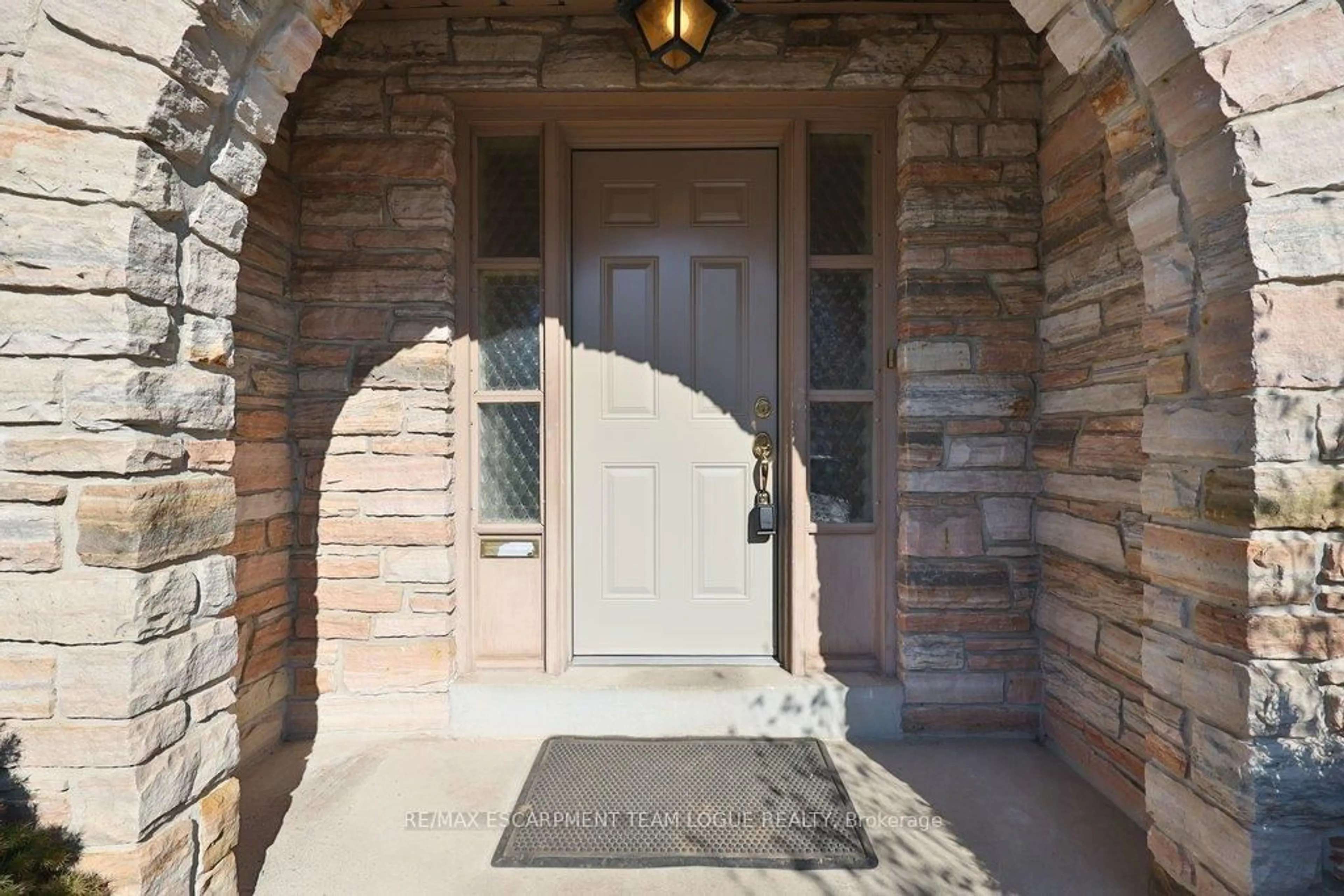 Indoor entryway for 14 Poplar Heights Dr, Toronto Ontario M9A 5A2