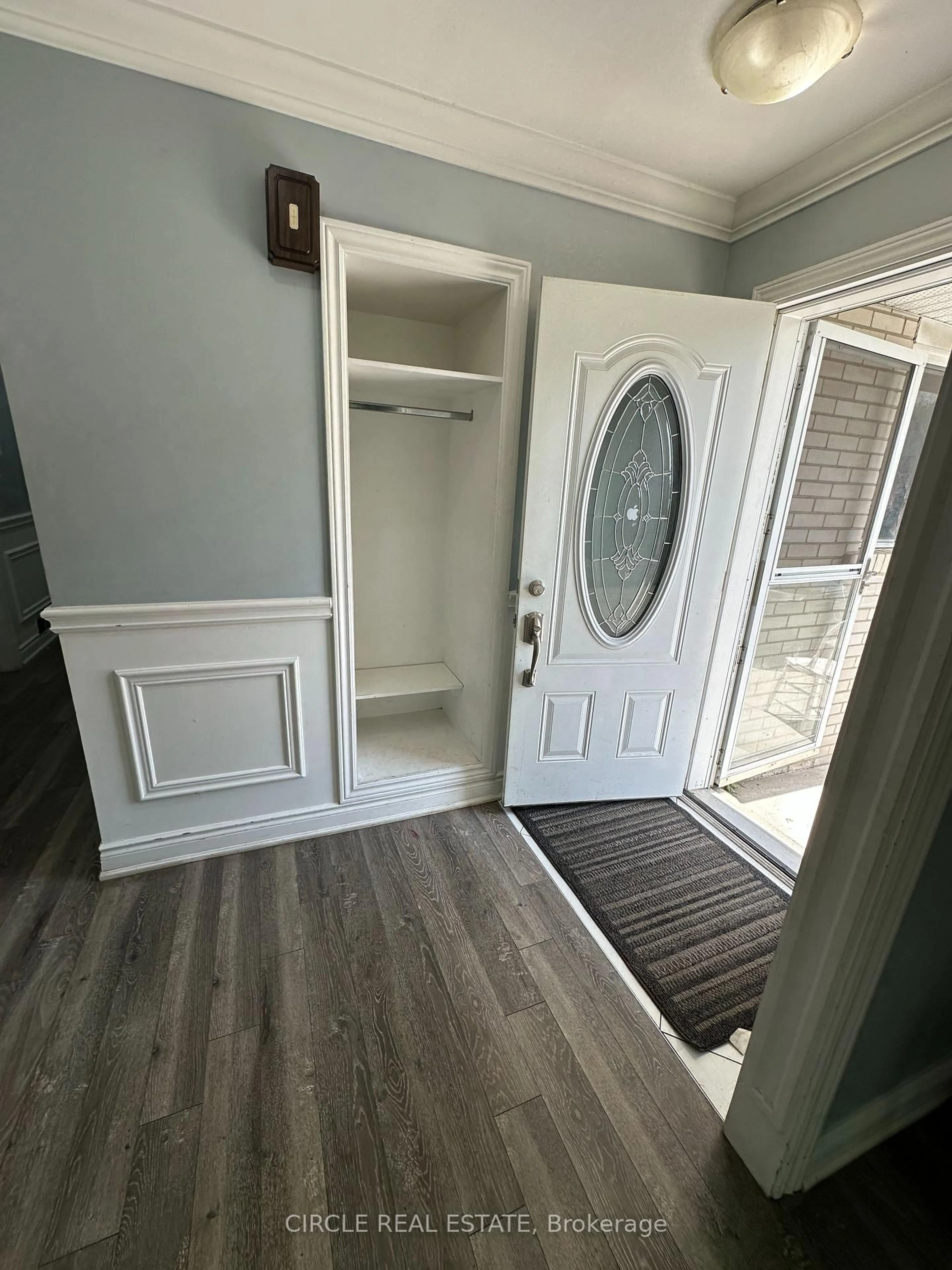 Indoor entryway for 16 Belmont Dr, Brampton Ontario L6T 2K3