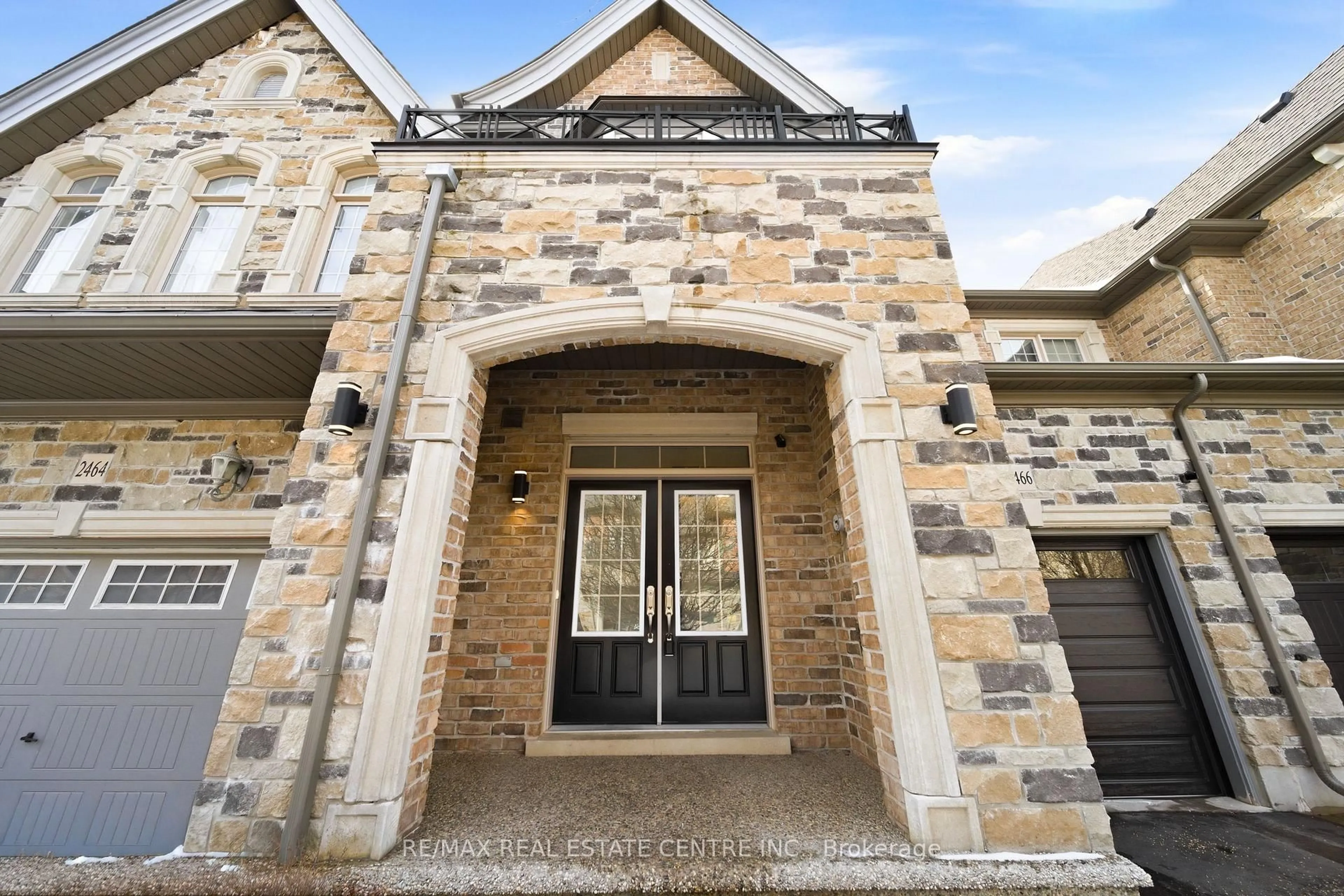 Indoor entryway for 2466 Village Common, Oakville Ontario L6M 0S2