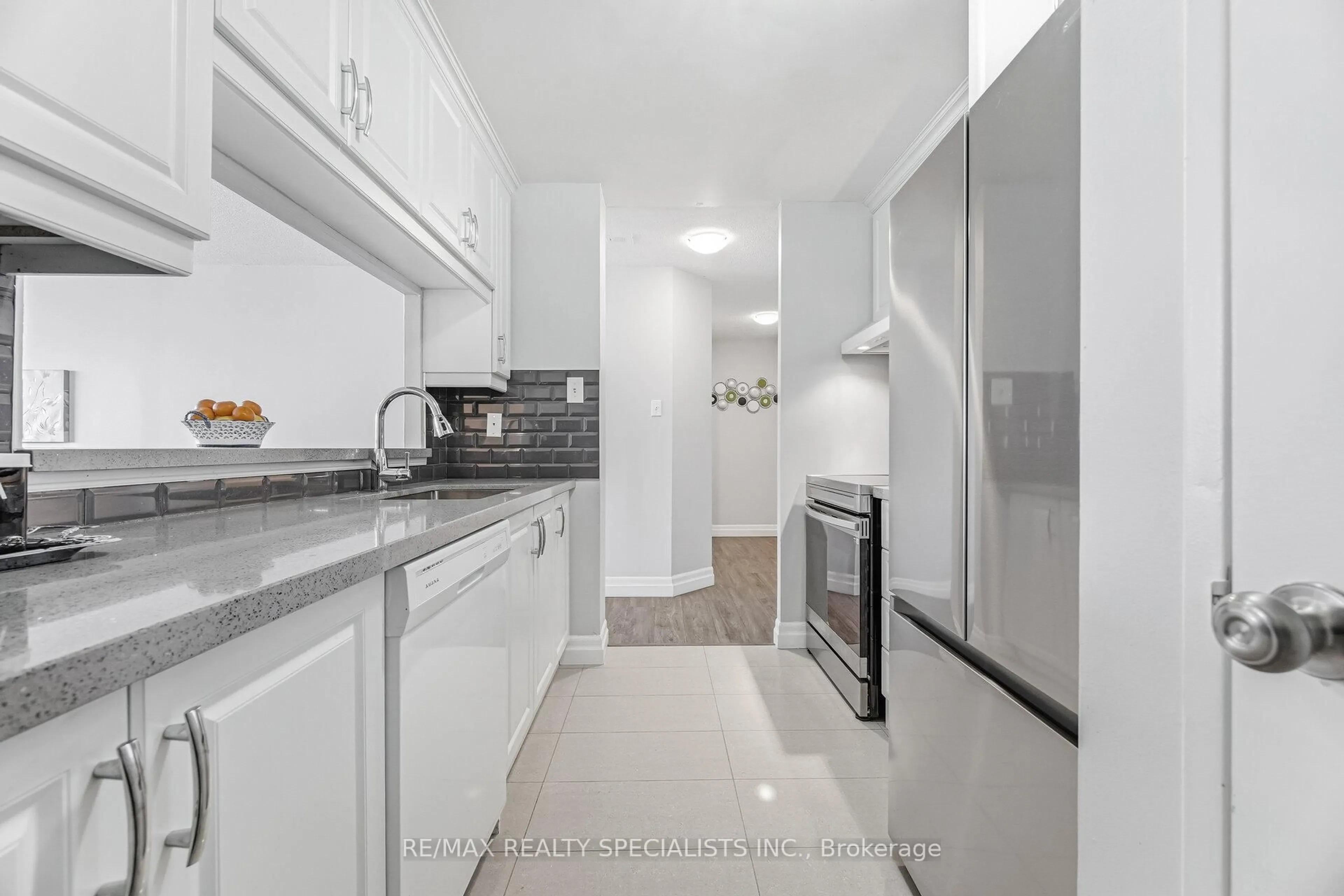 Standard kitchen, ceramic/tile floor for 4205 Shipp Dr #506, Mississauga Ontario L4Z 2Y9