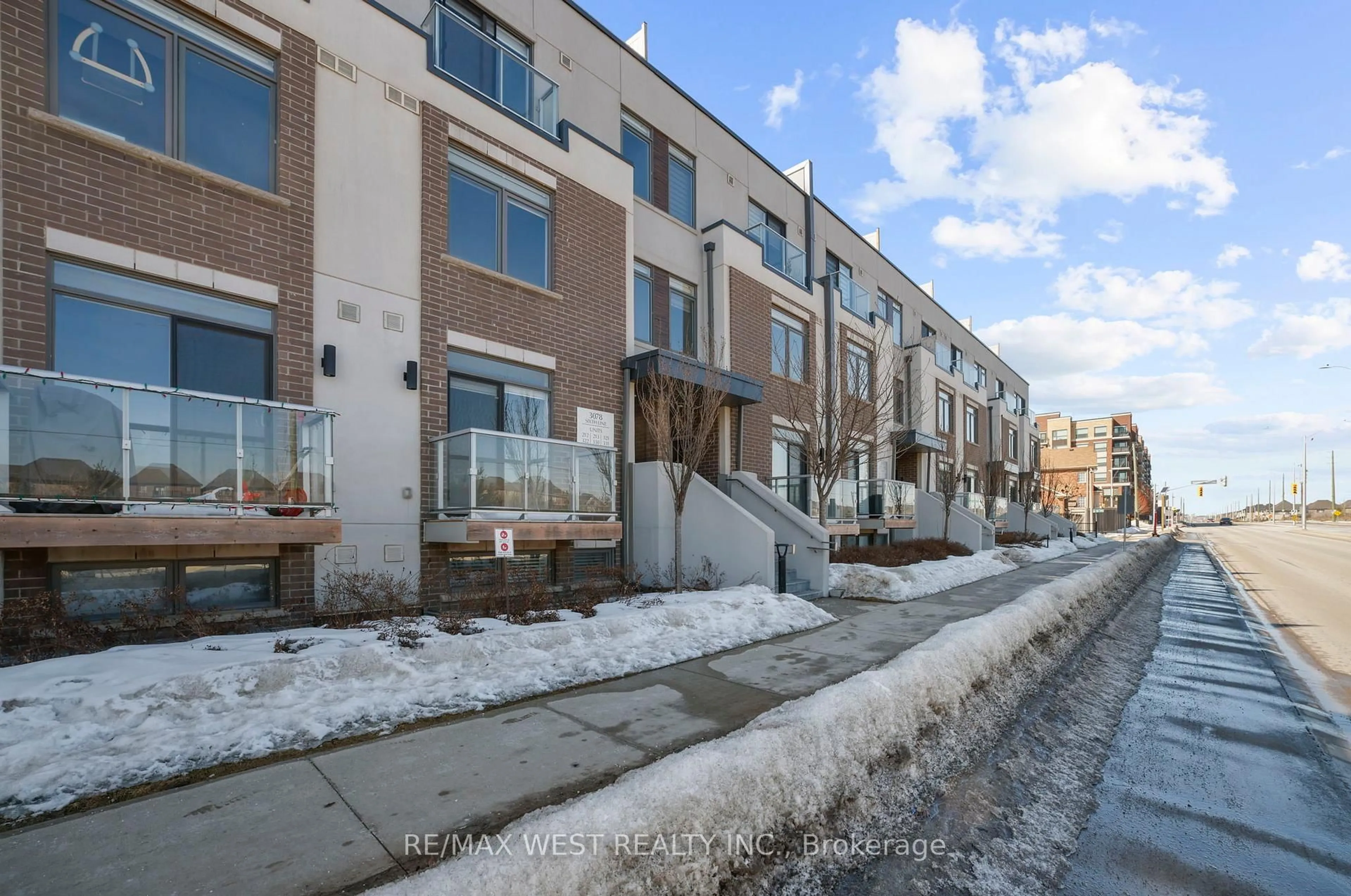 Patio, street for 3078 Sixth Line #321, Oakville Ontario L6M 1P8