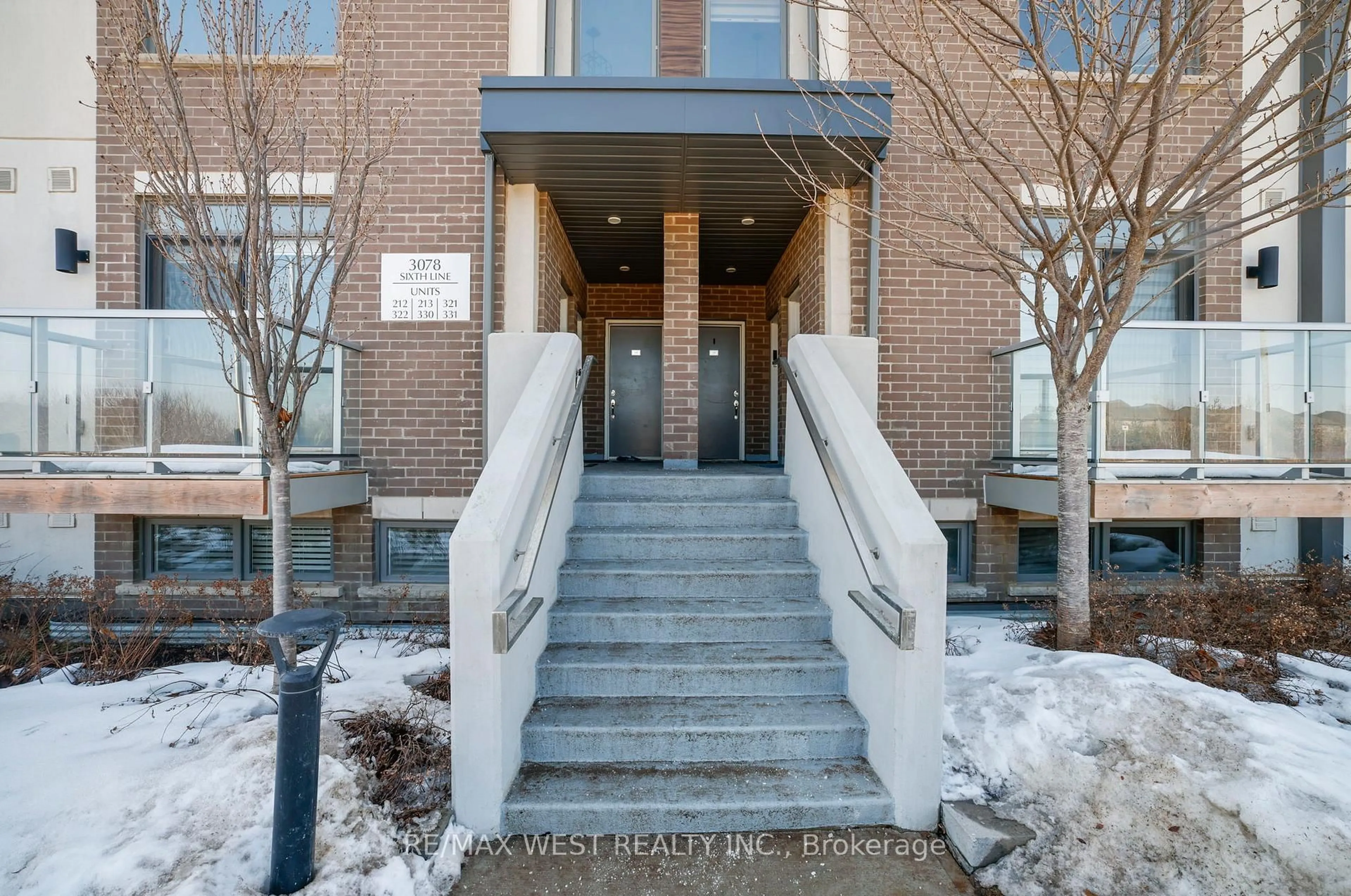 Indoor foyer for 3078 Sixth Line #321, Oakville Ontario L6M 1P8