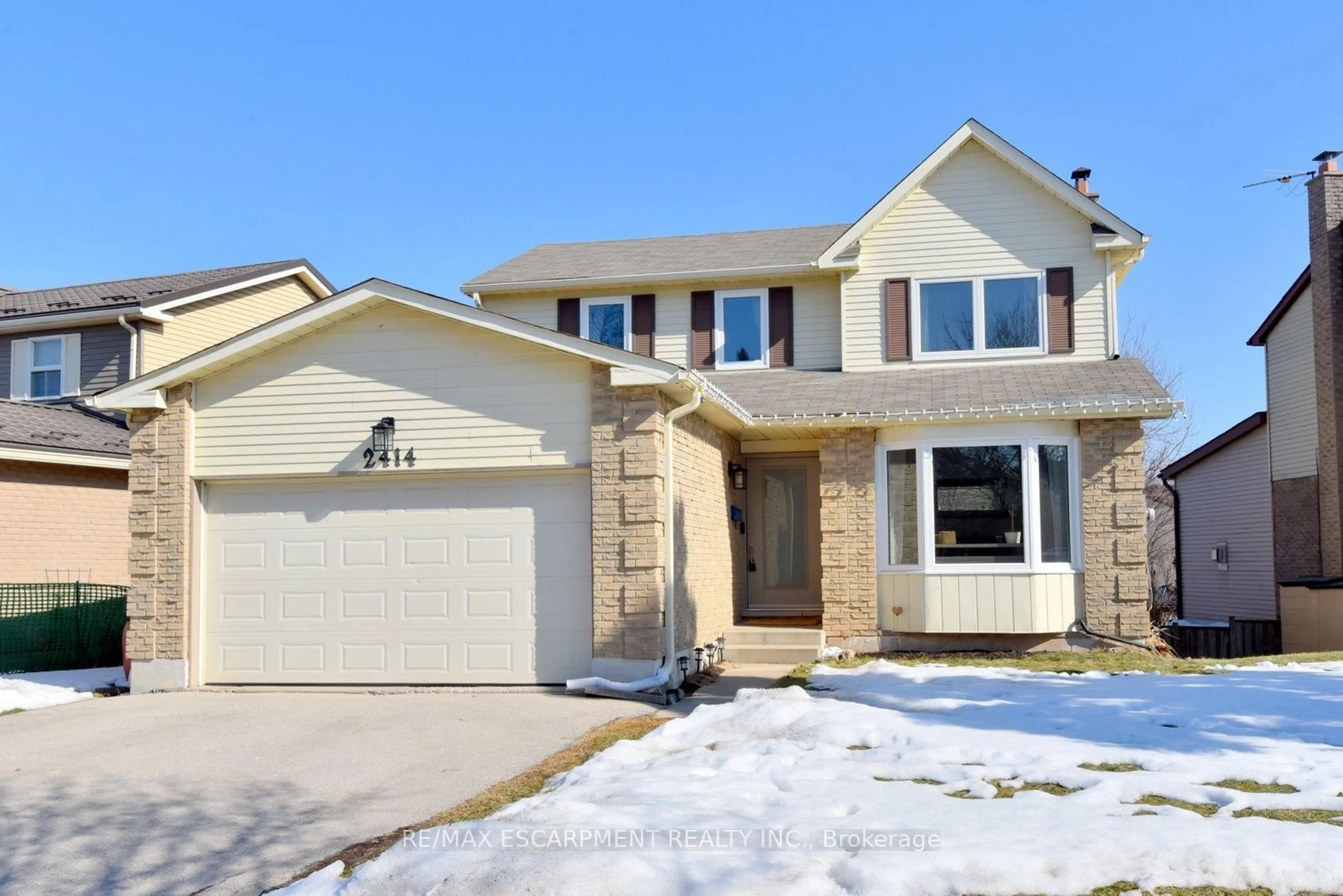 Home with vinyl exterior material, street for 2414 Coventry Way, Burlington Ontario L7P 4M4