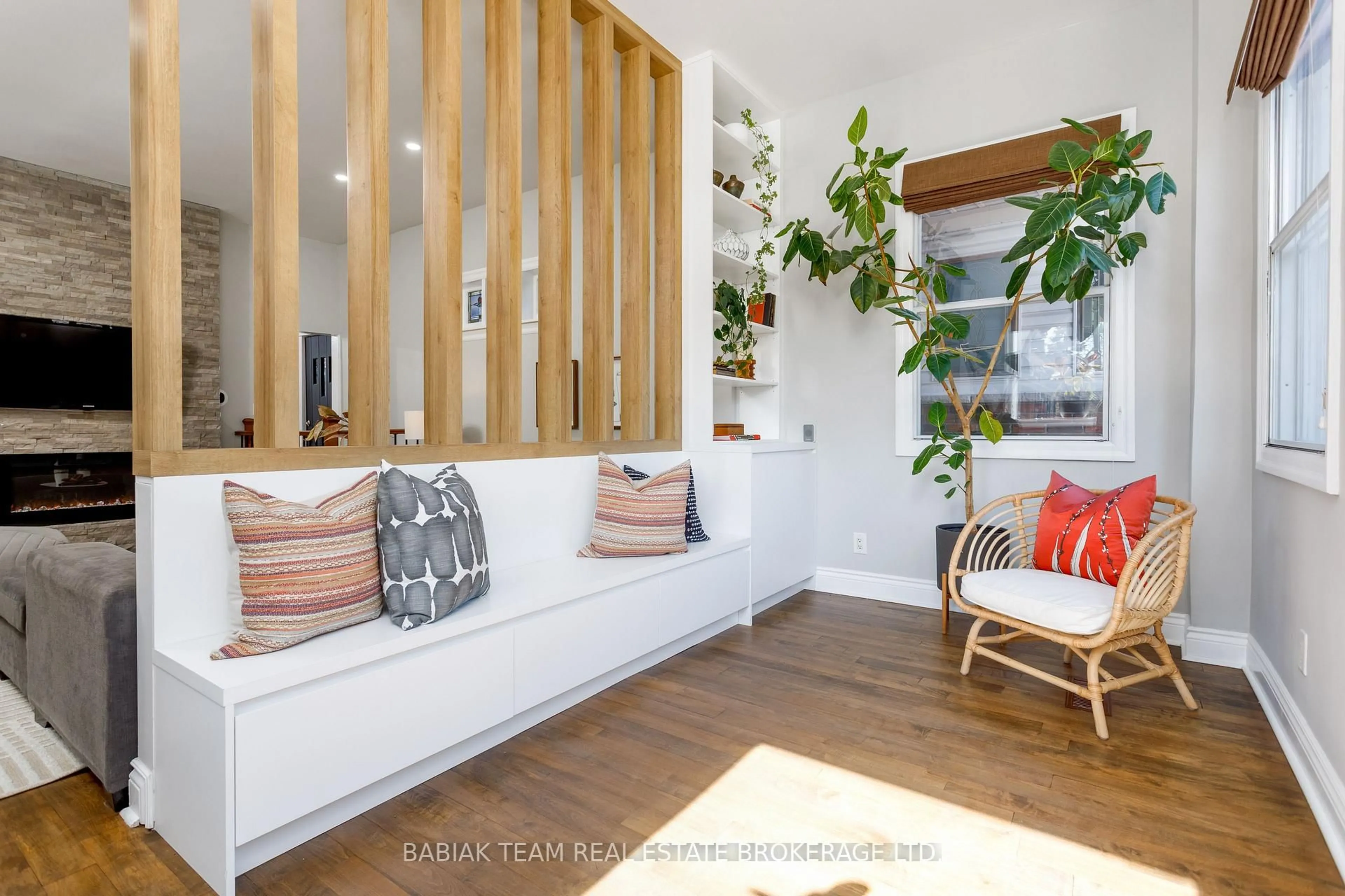 Indoor entryway for 530 Runnymede Rd, Toronto Ontario M6S 2Z7