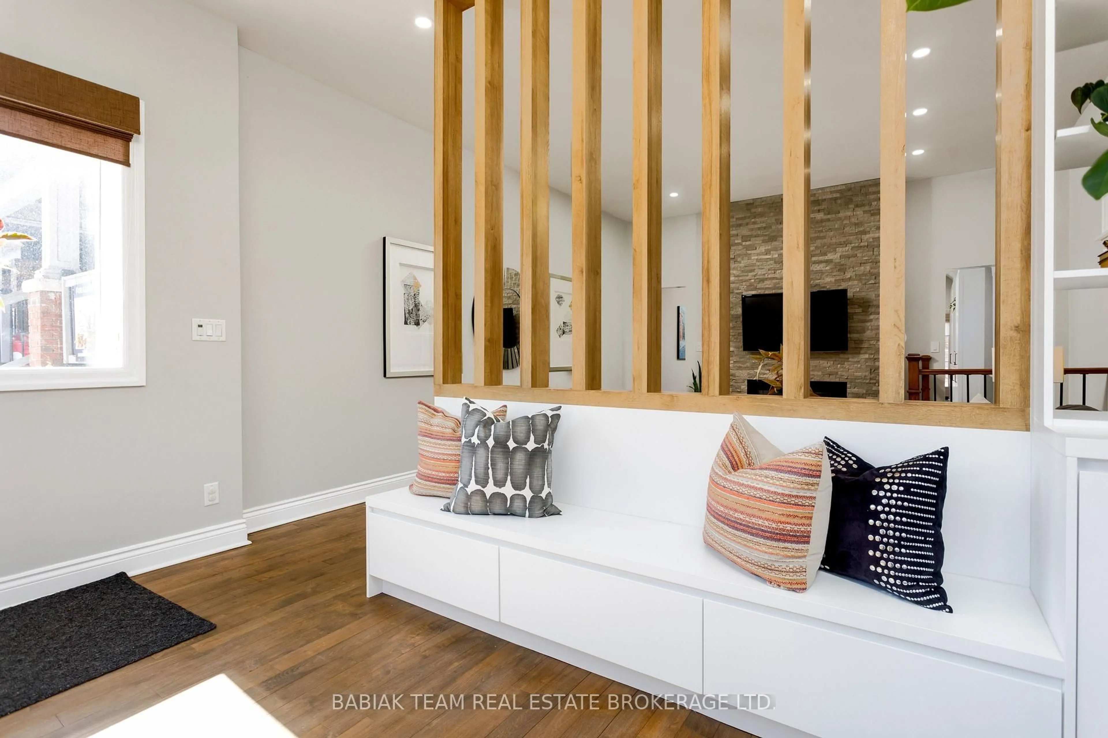 Indoor entryway for 530 Runnymede Rd, Toronto Ontario M6S 2Z7