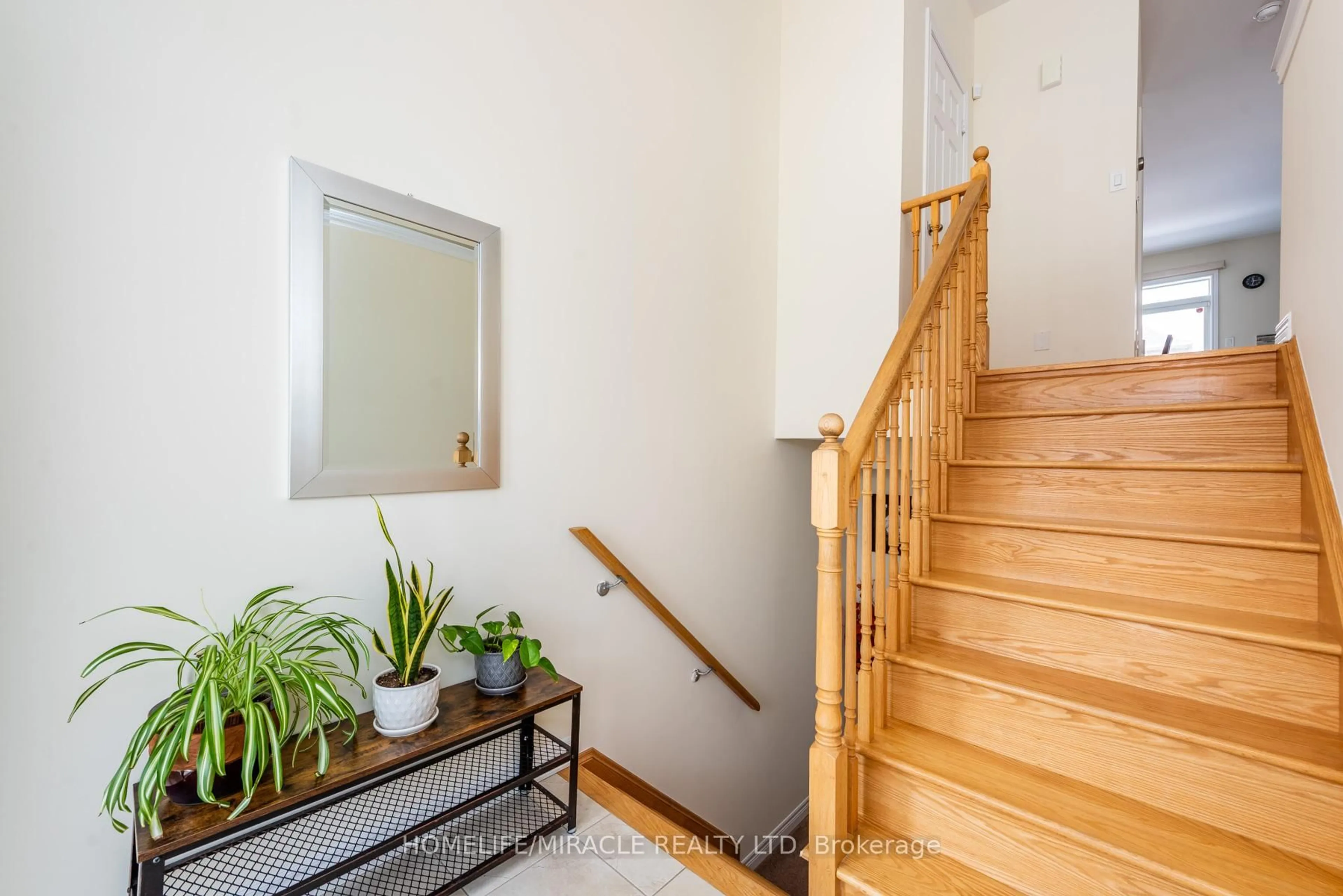 Indoor entryway for 84 Rockman Cres, Brampton Ontario L7A 3Z9