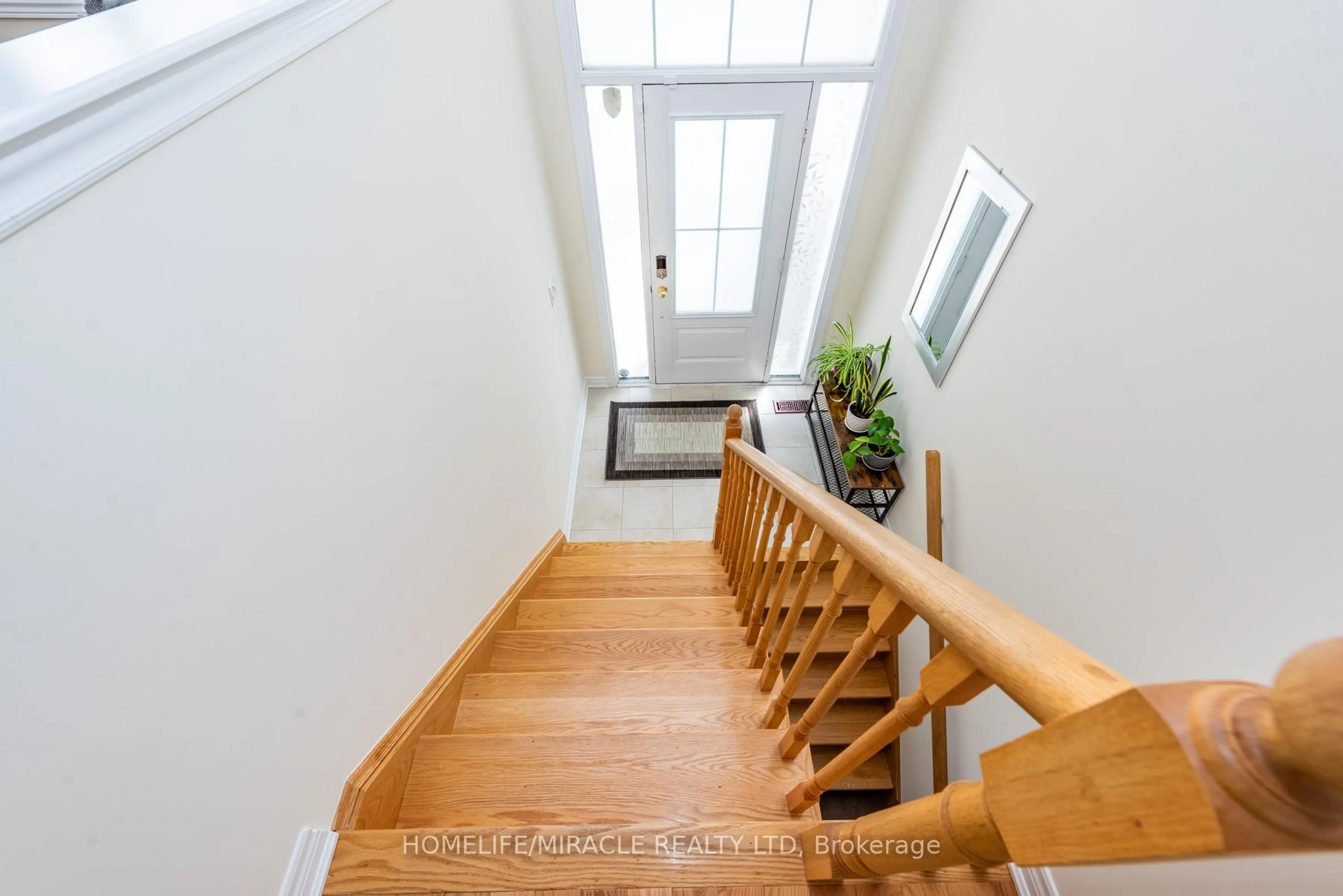 Indoor foyer for 84 Rockman Cres, Brampton Ontario L7A 3Z9