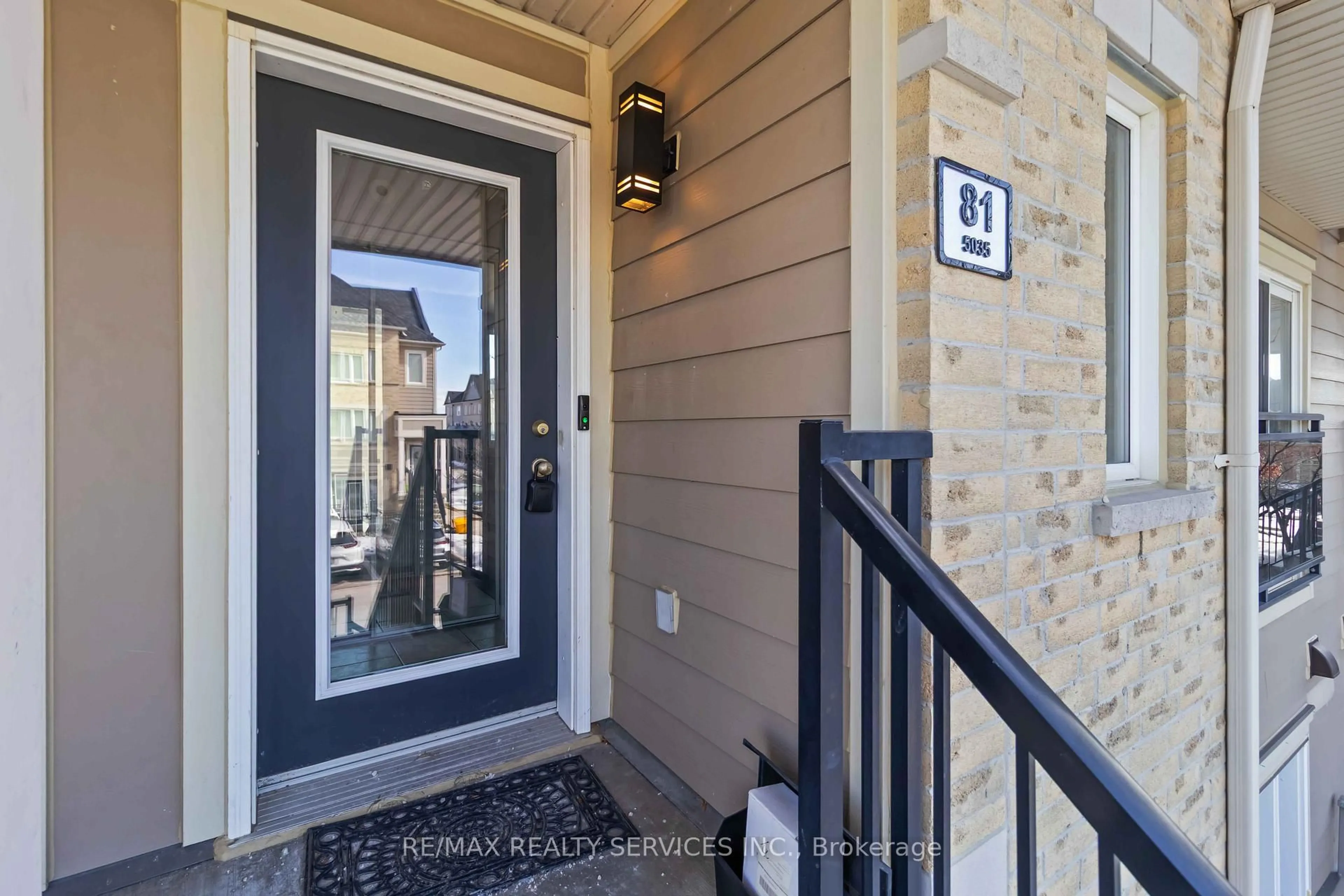 Indoor entryway for 5035 Oscar Peterson Blvd #81, Mississauga Ontario L5M 0P4