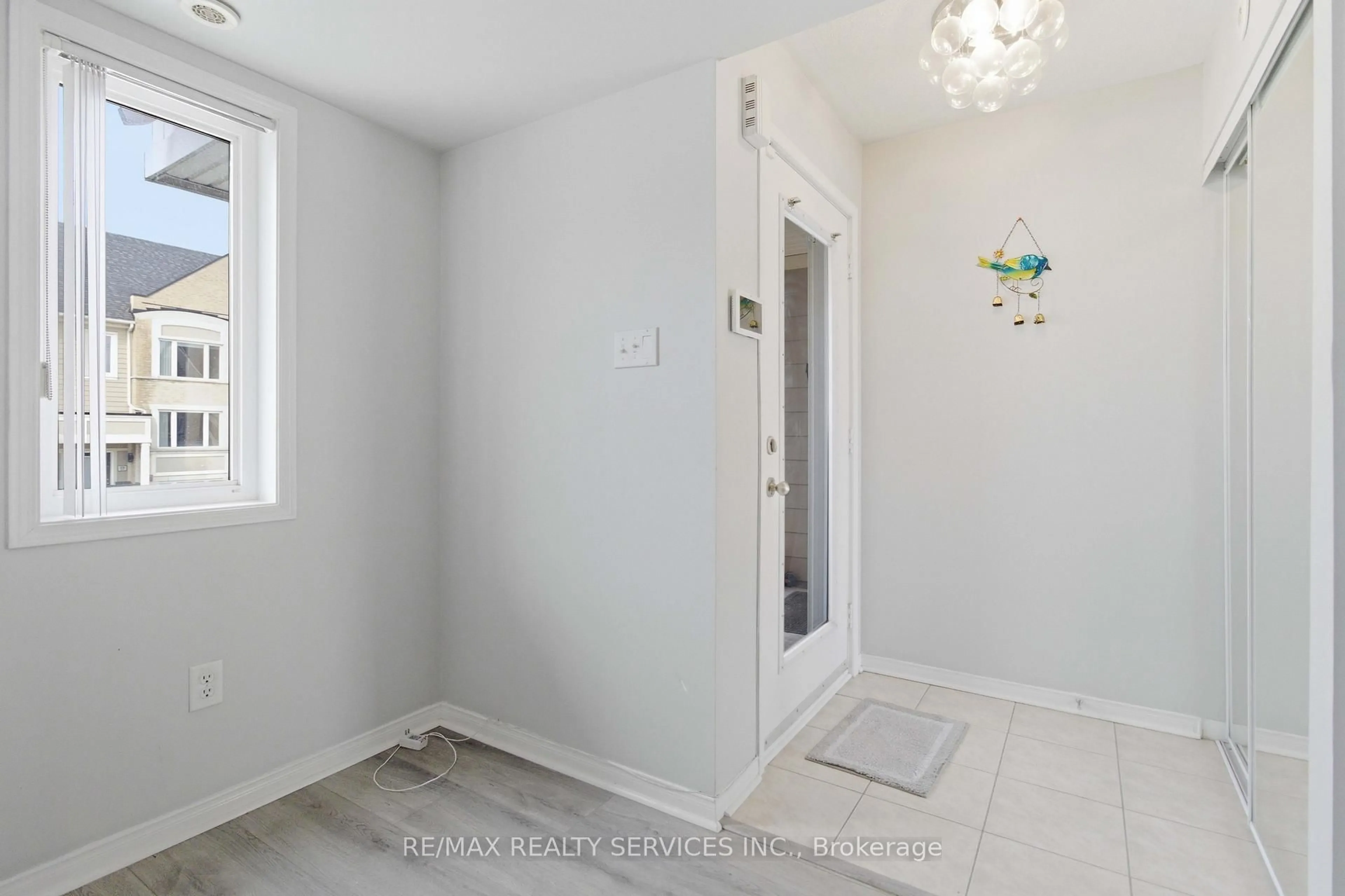 Indoor entryway for 5035 Oscar Peterson Blvd #81, Mississauga Ontario L5M 0P4