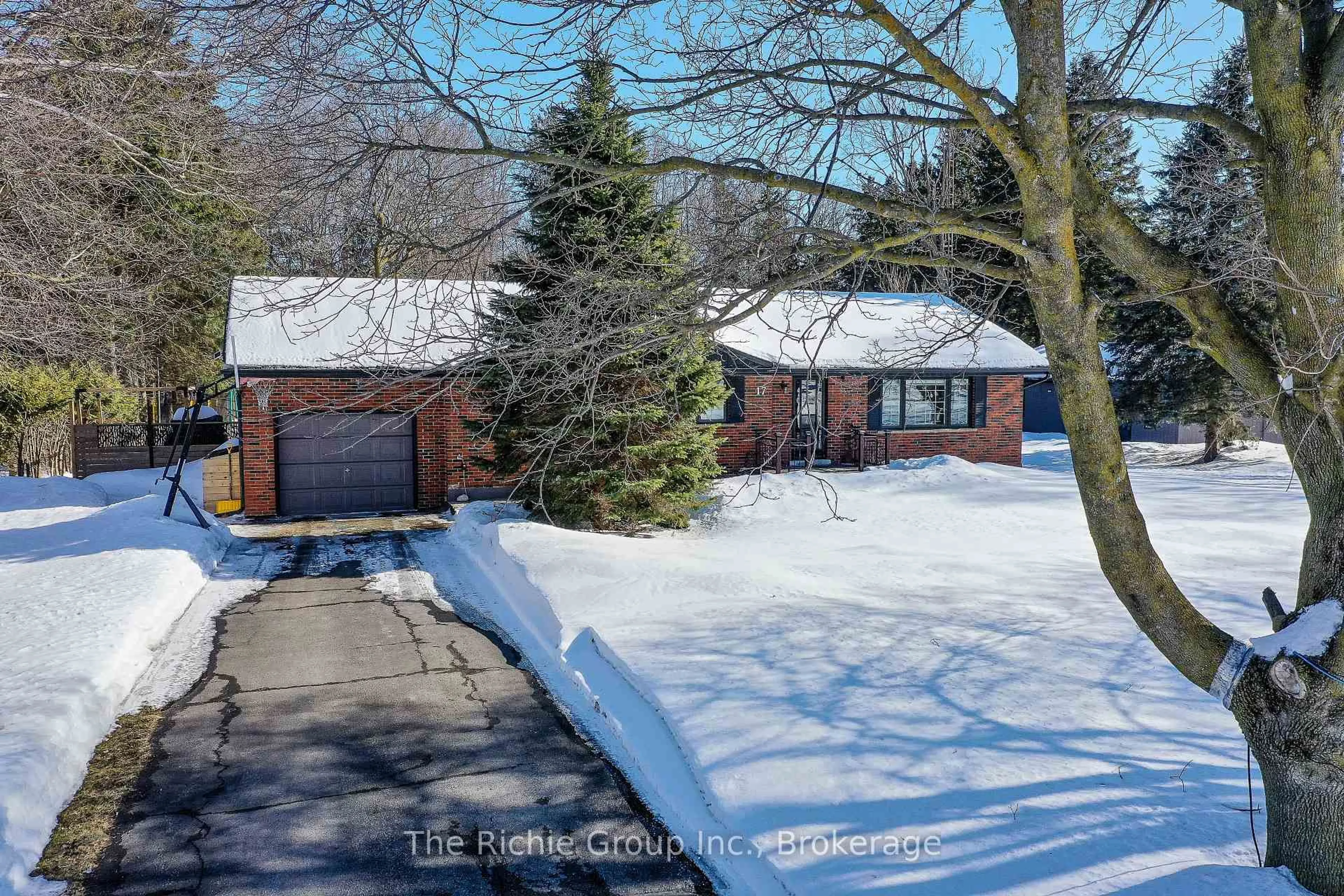 A pic from outside/outdoor area/front of a property/back of a property/a pic from drone, street for 17 Travelled Rd, Caledon Ontario L7K 1B7