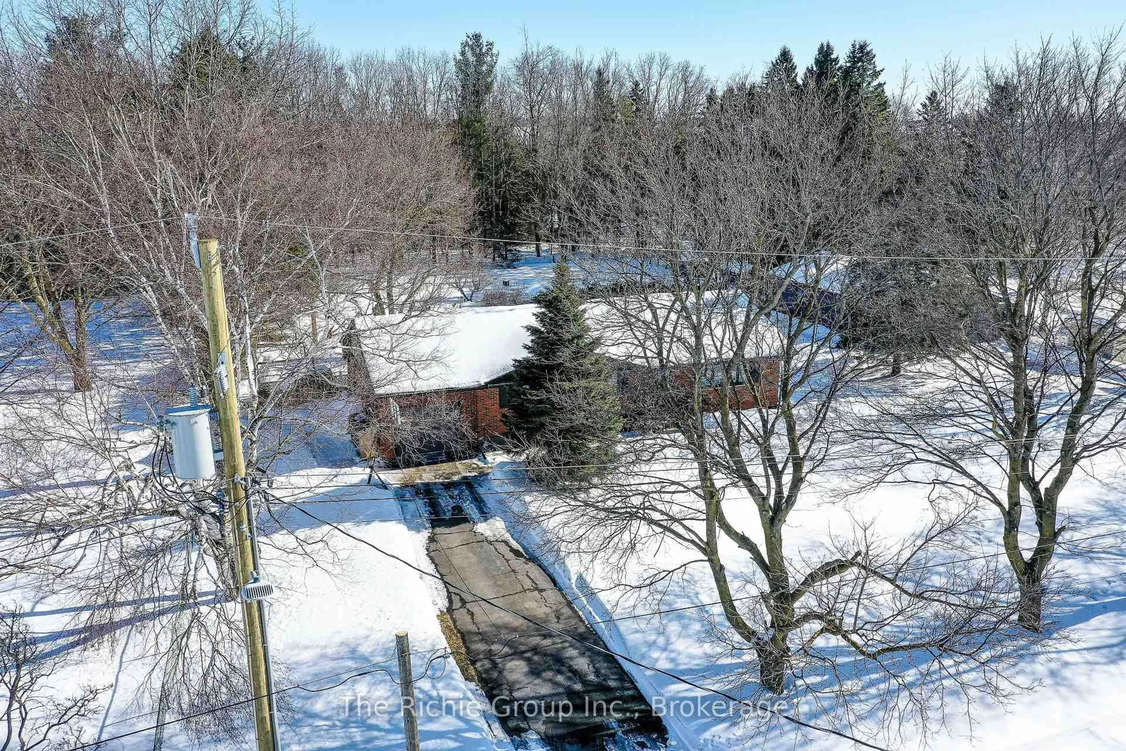 A pic from outside/outdoor area/front of a property/back of a property/a pic from drone, forest/trees view for 17 Travelled Rd, Caledon Ontario L7K 1B7