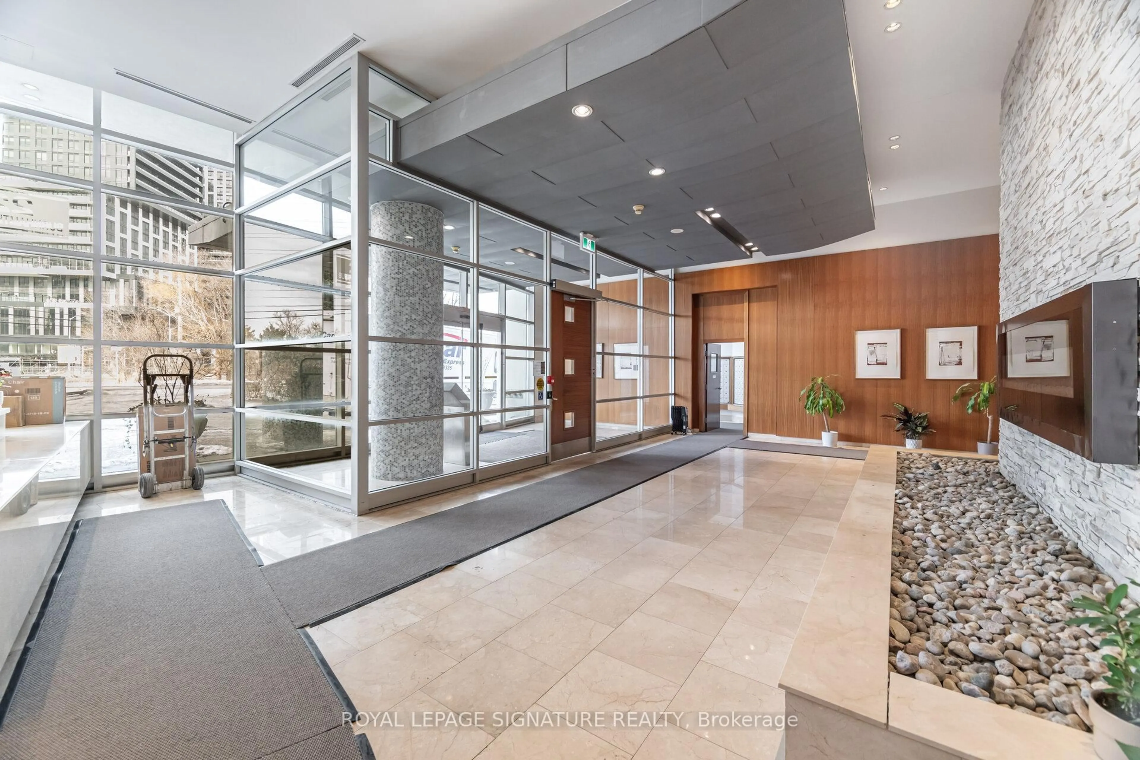 Indoor foyer for 220 Burnhamthorpe Rd #1507, Mississauga Ontario L5B 4N4