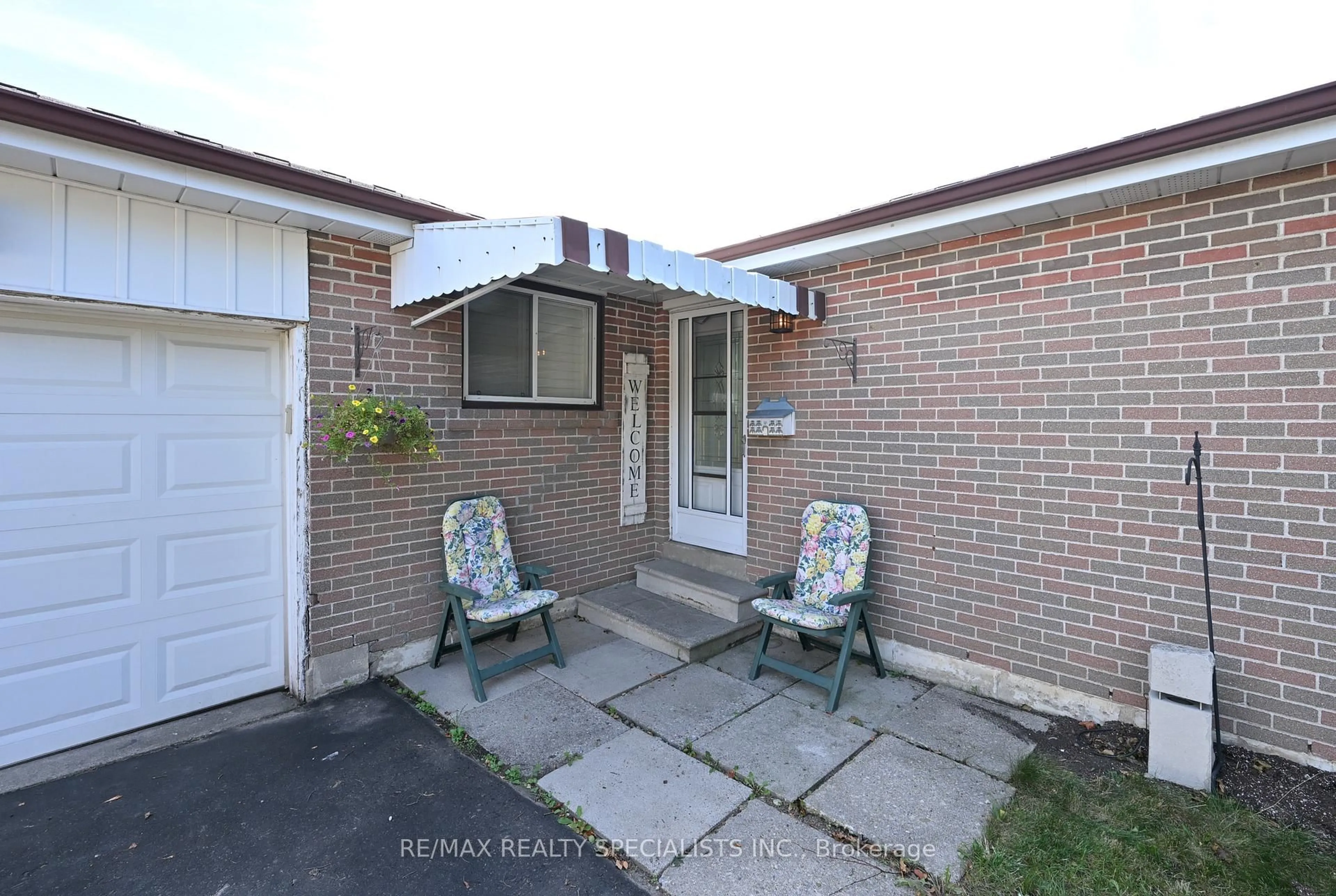 Patio, street for 8 Beechwood Cres, Brampton Ontario L6T 1Y1