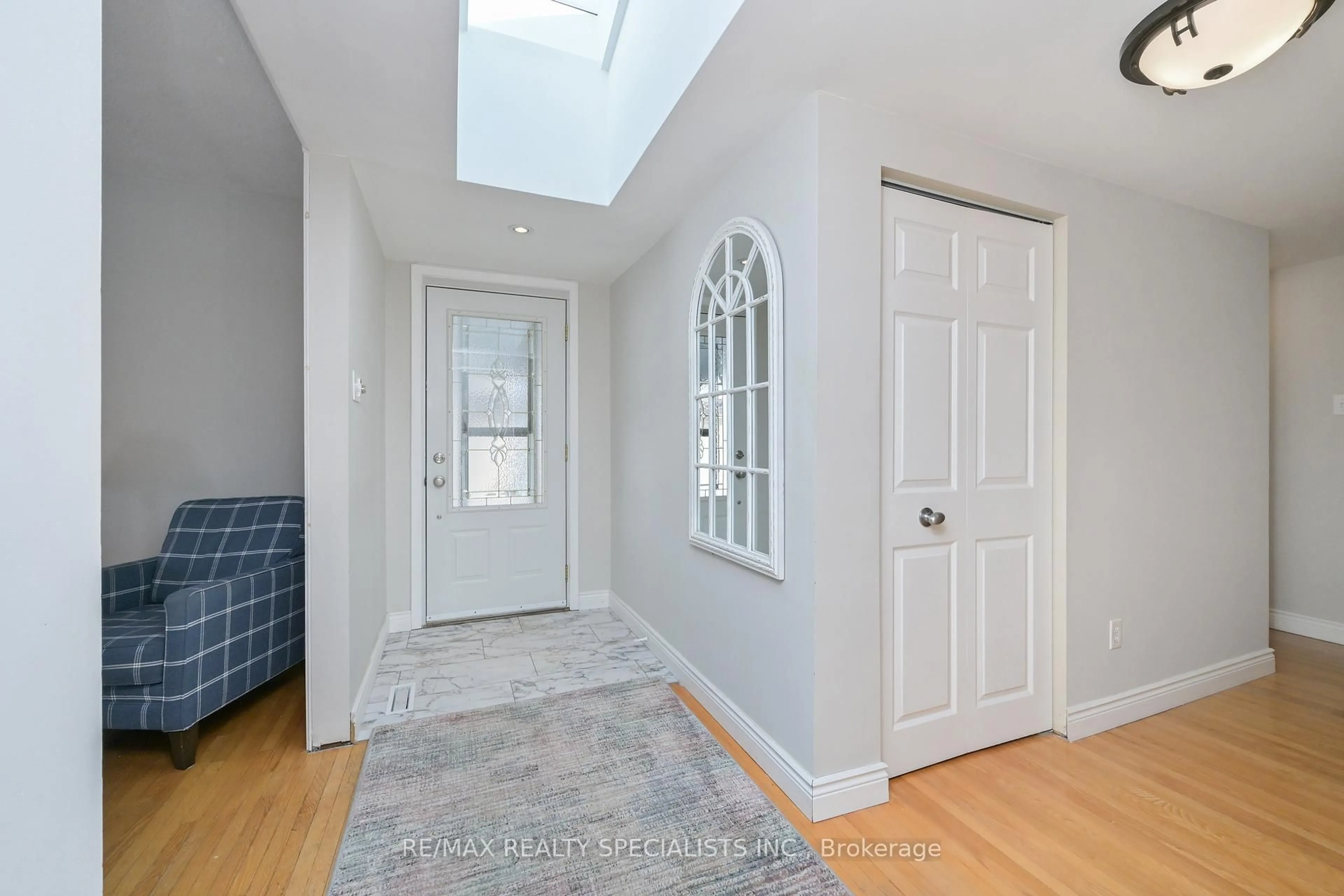 Indoor entryway for 8 Beechwood Cres, Brampton Ontario L6T 1Y1
