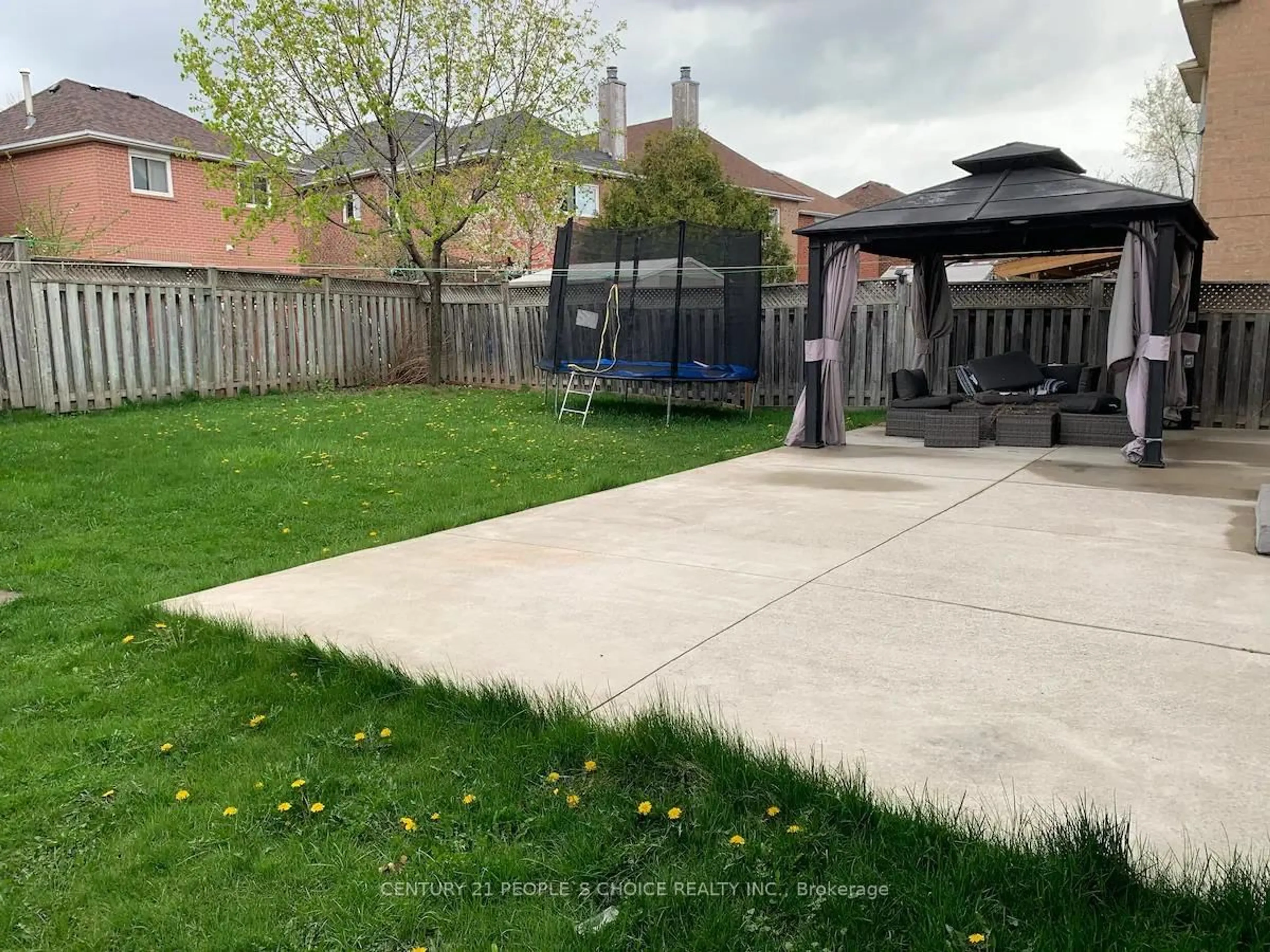 A pic from outside/outdoor area/front of a property/back of a property/a pic from drone, street for 6 Lockwood Rd, Brampton Ontario L6Y 4S6