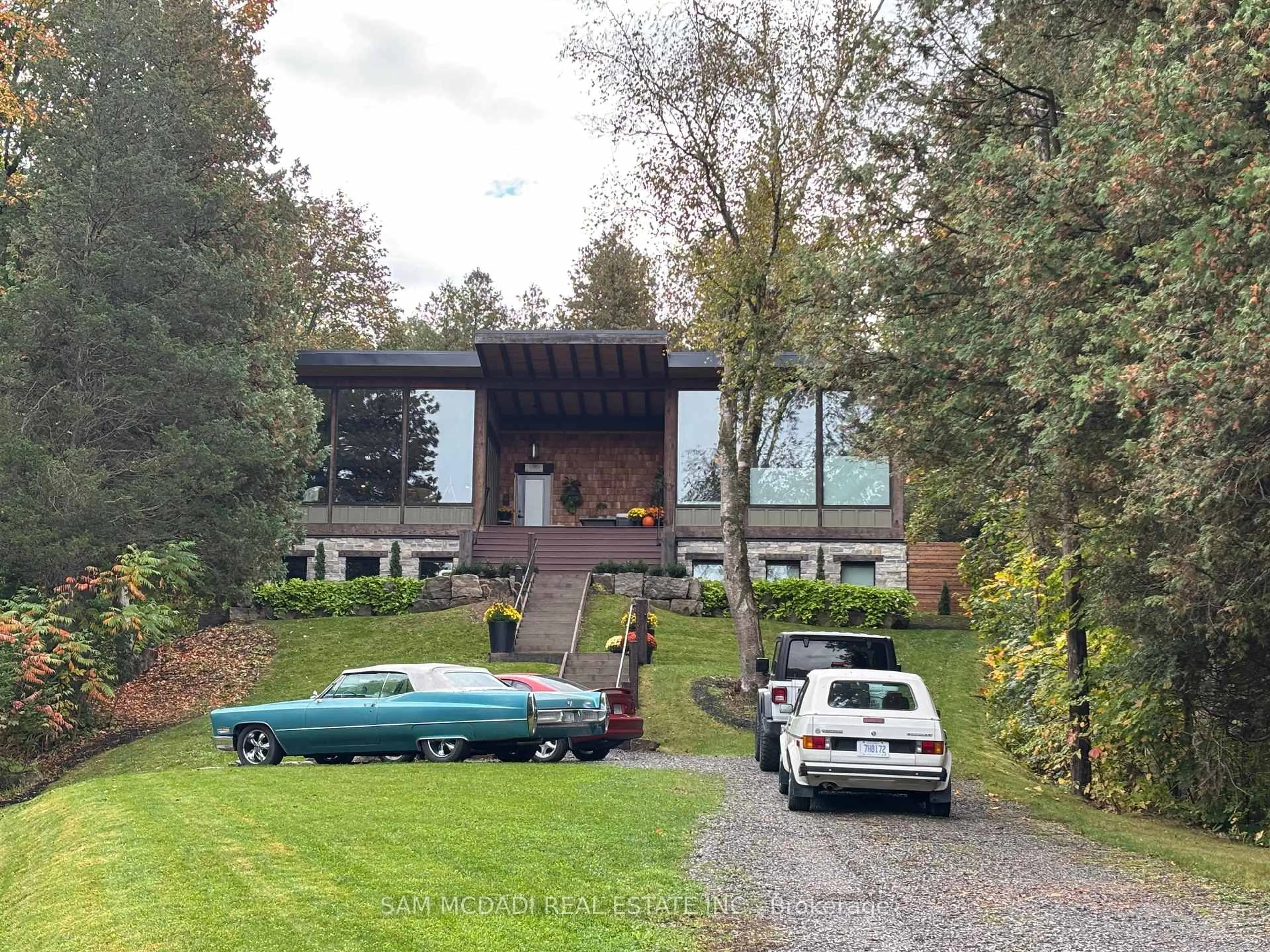 A pic from outside/outdoor area/front of a property/back of a property/a pic from drone, street for 2084 Grand Blvd, Burlington Ontario L7P 0N1